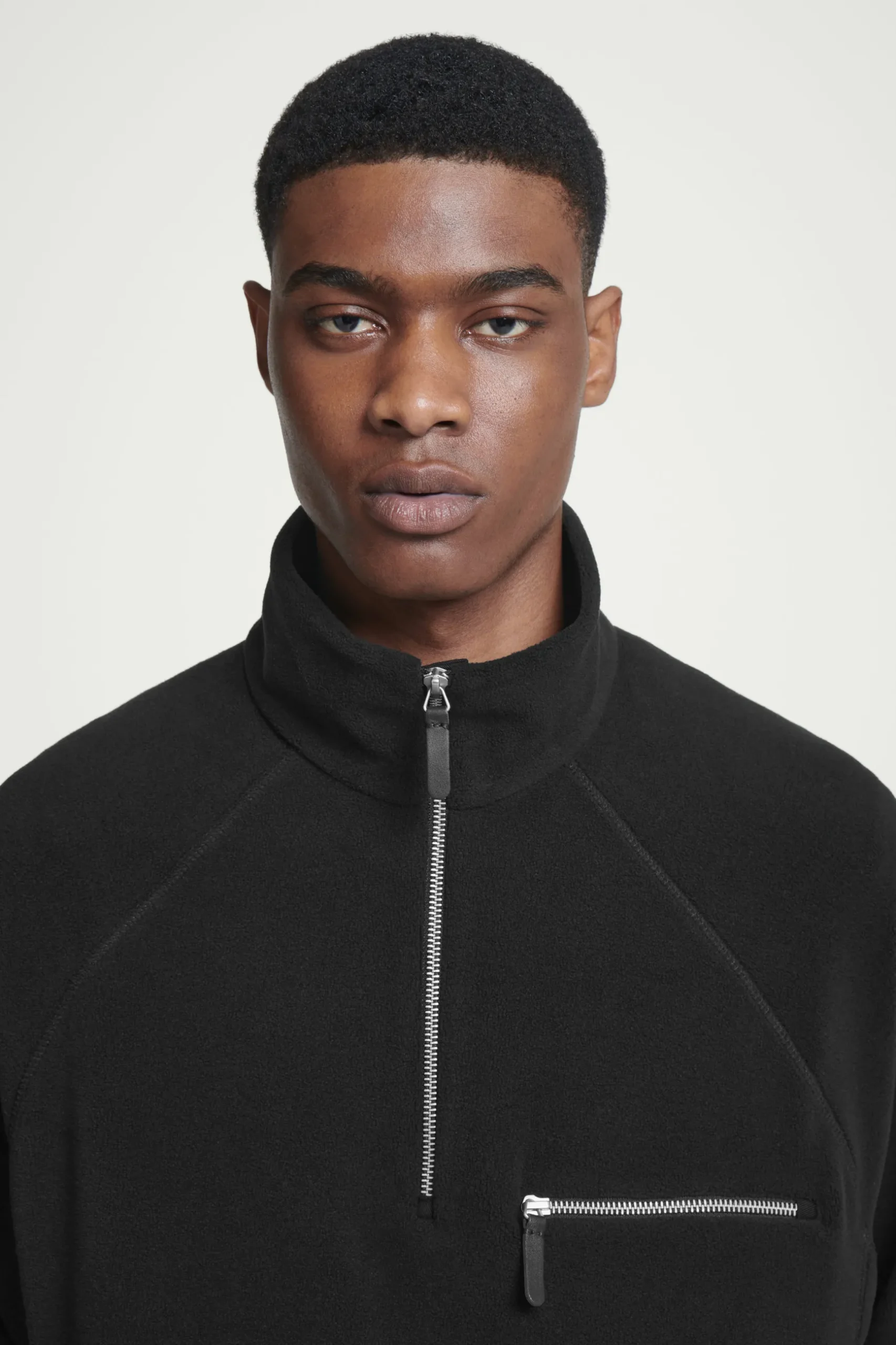 Outlet COS POLAROWY SWETER Z KRÓTKIM SUWAKIEM Czarny