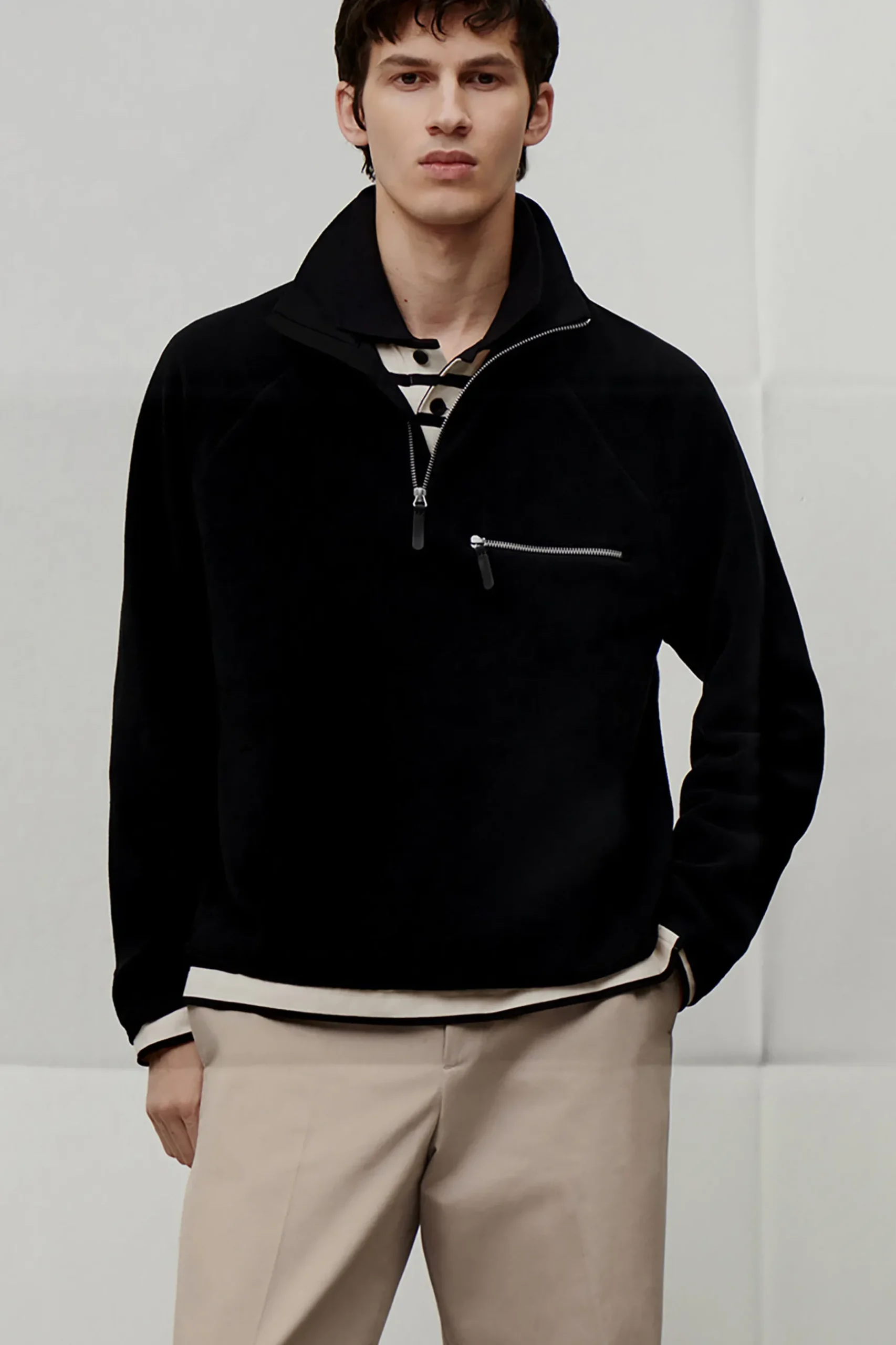 Outlet COS POLAROWY SWETER Z KRÓTKIM SUWAKIEM Czarny