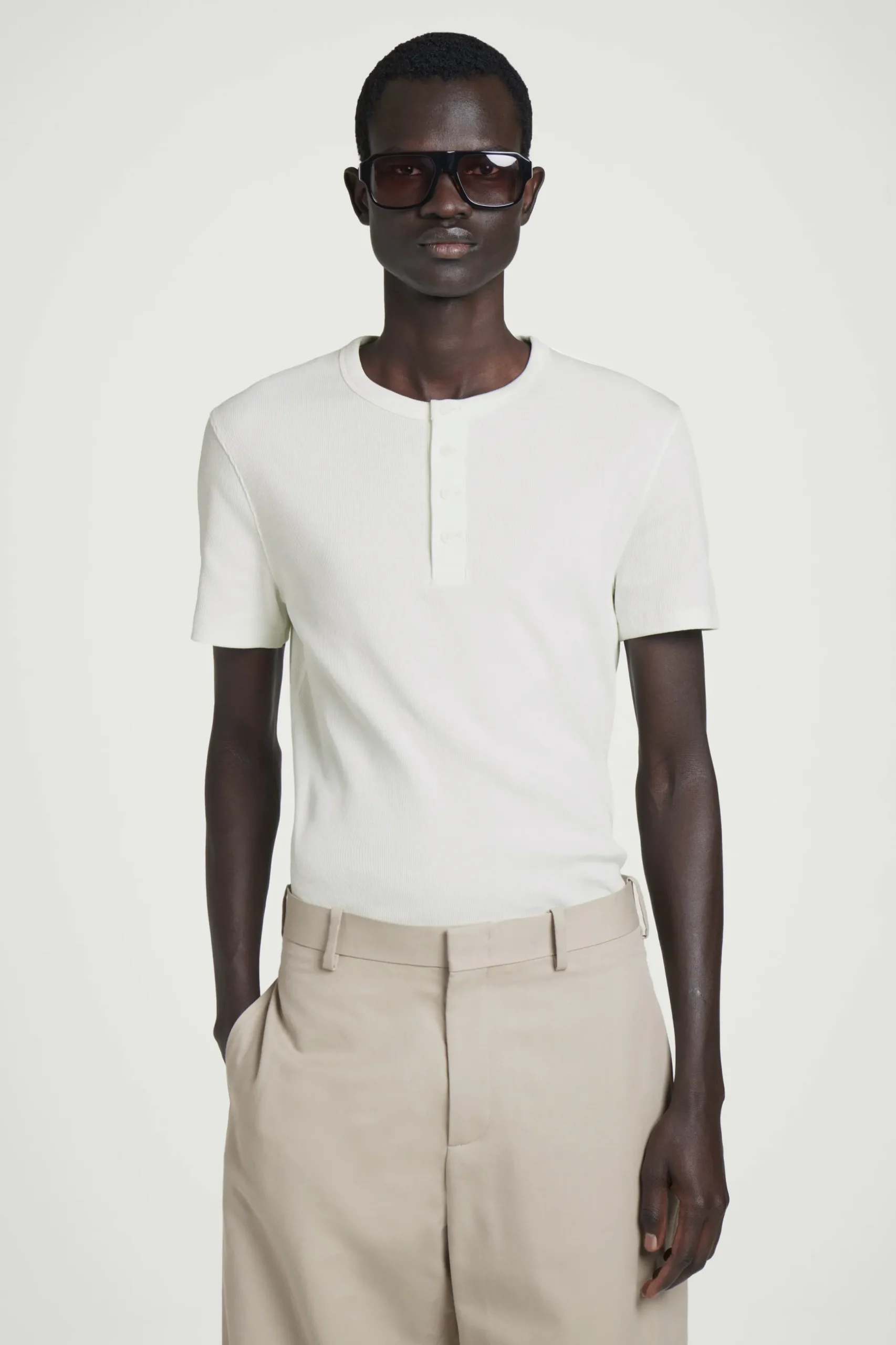 Clearance COS PRĄŻKOWANA KOSZULKA HENLEY Biały