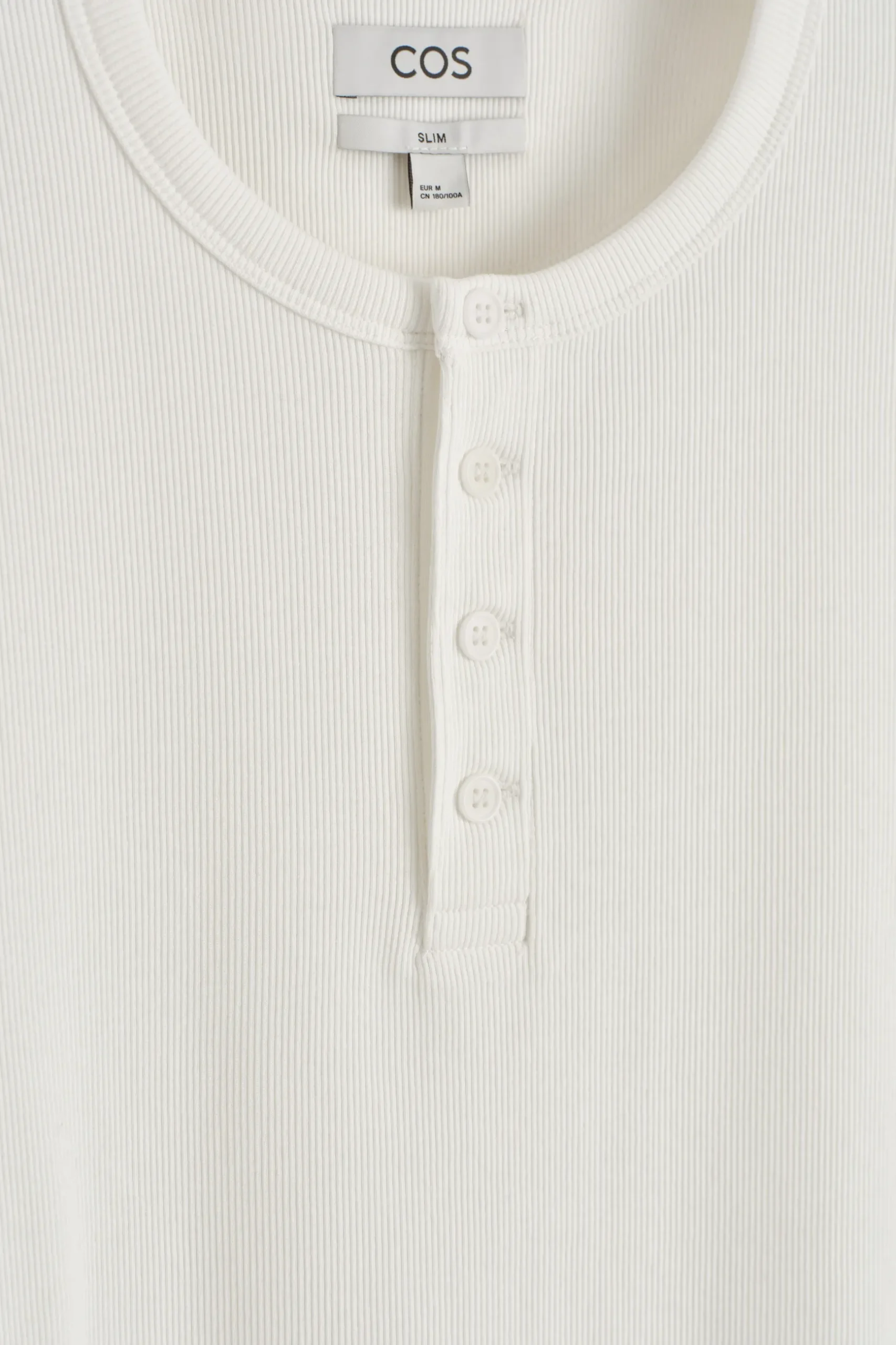 Clearance COS PRĄŻKOWANA KOSZULKA HENLEY Biały