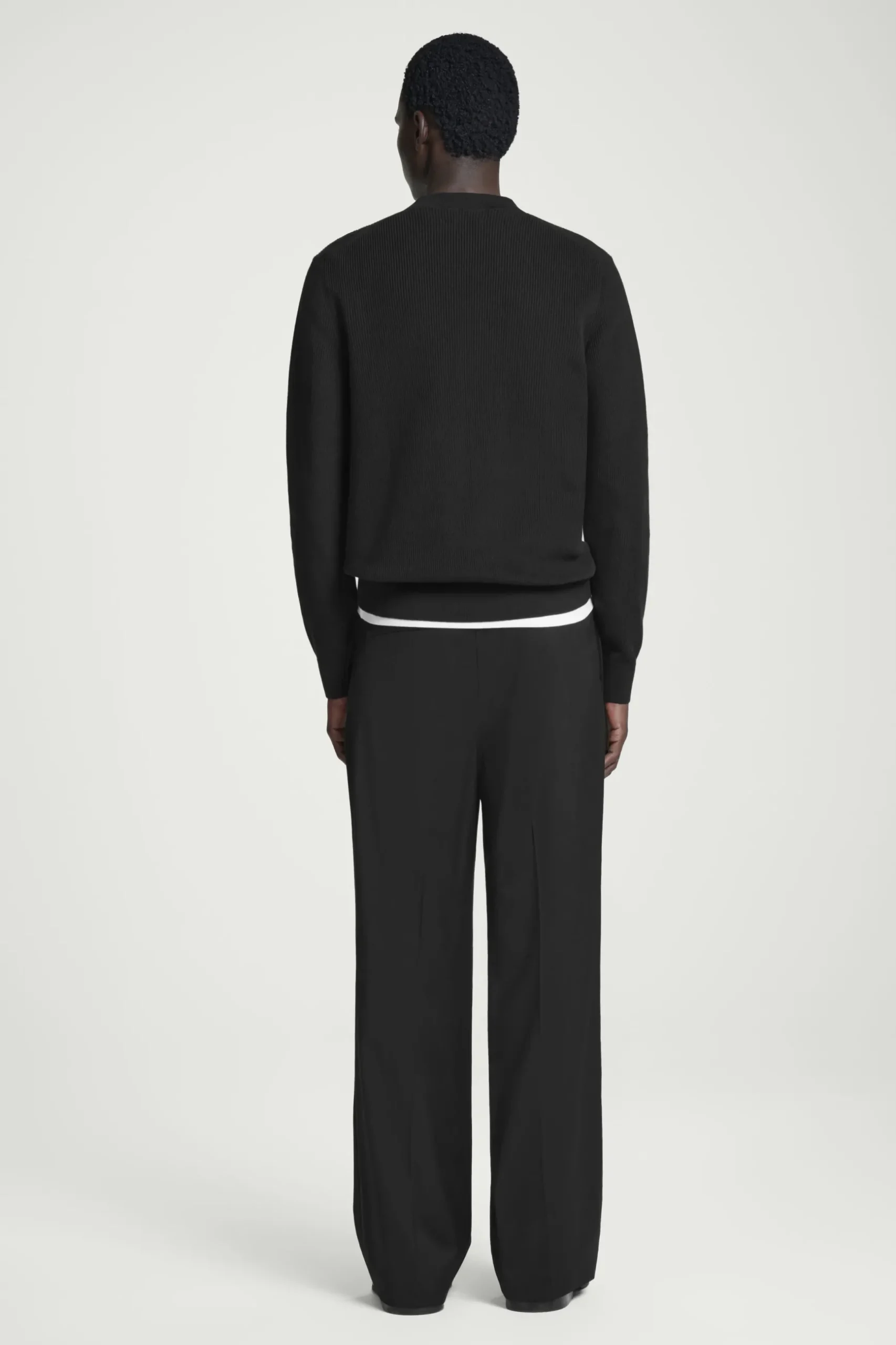 Online COS PRĄŻKOWANY SWETER Z BAWEŁNY – REGULAR FIT Czarny