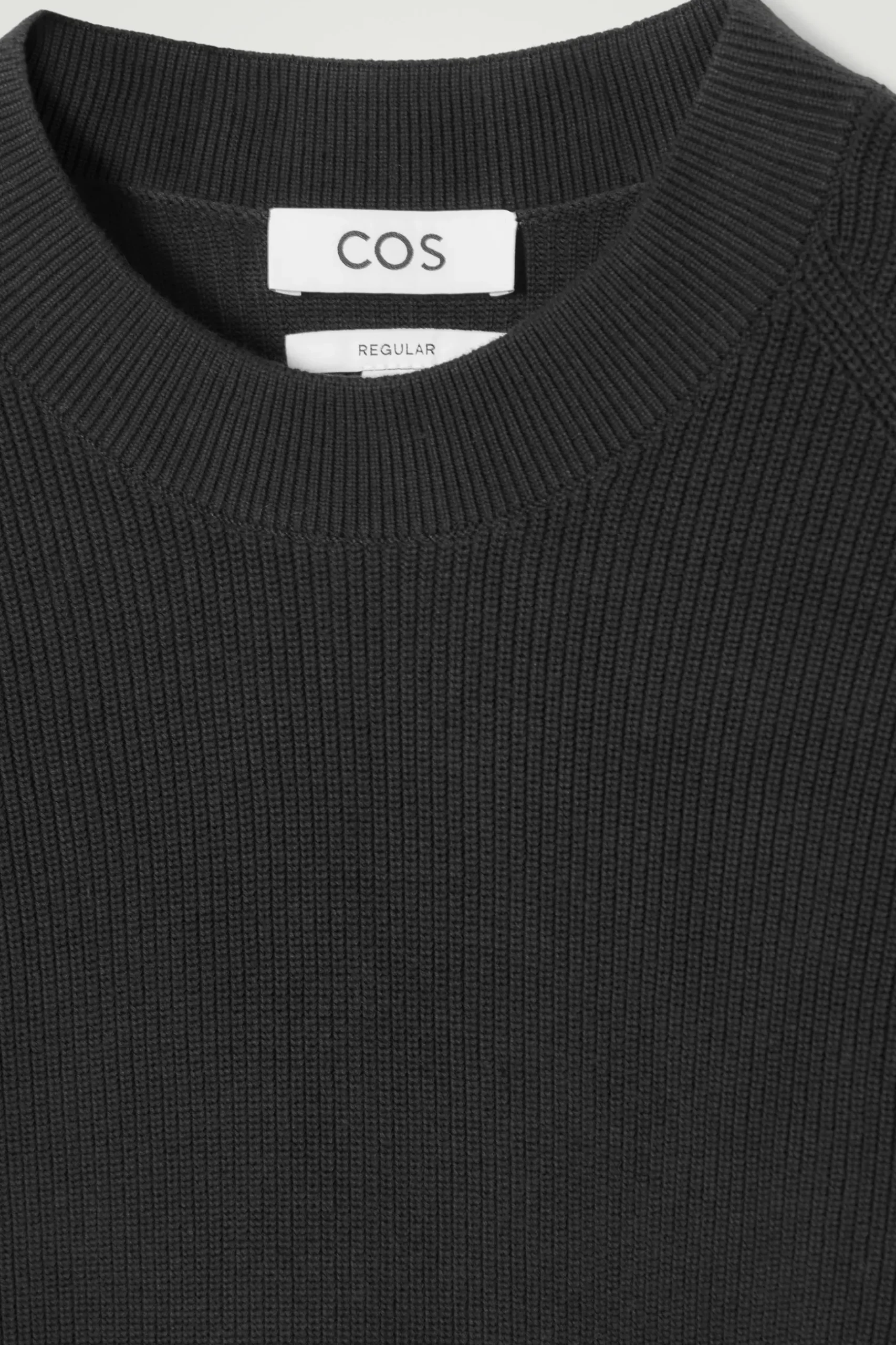 Online COS PRĄŻKOWANY SWETER Z BAWEŁNY – REGULAR FIT Czarny