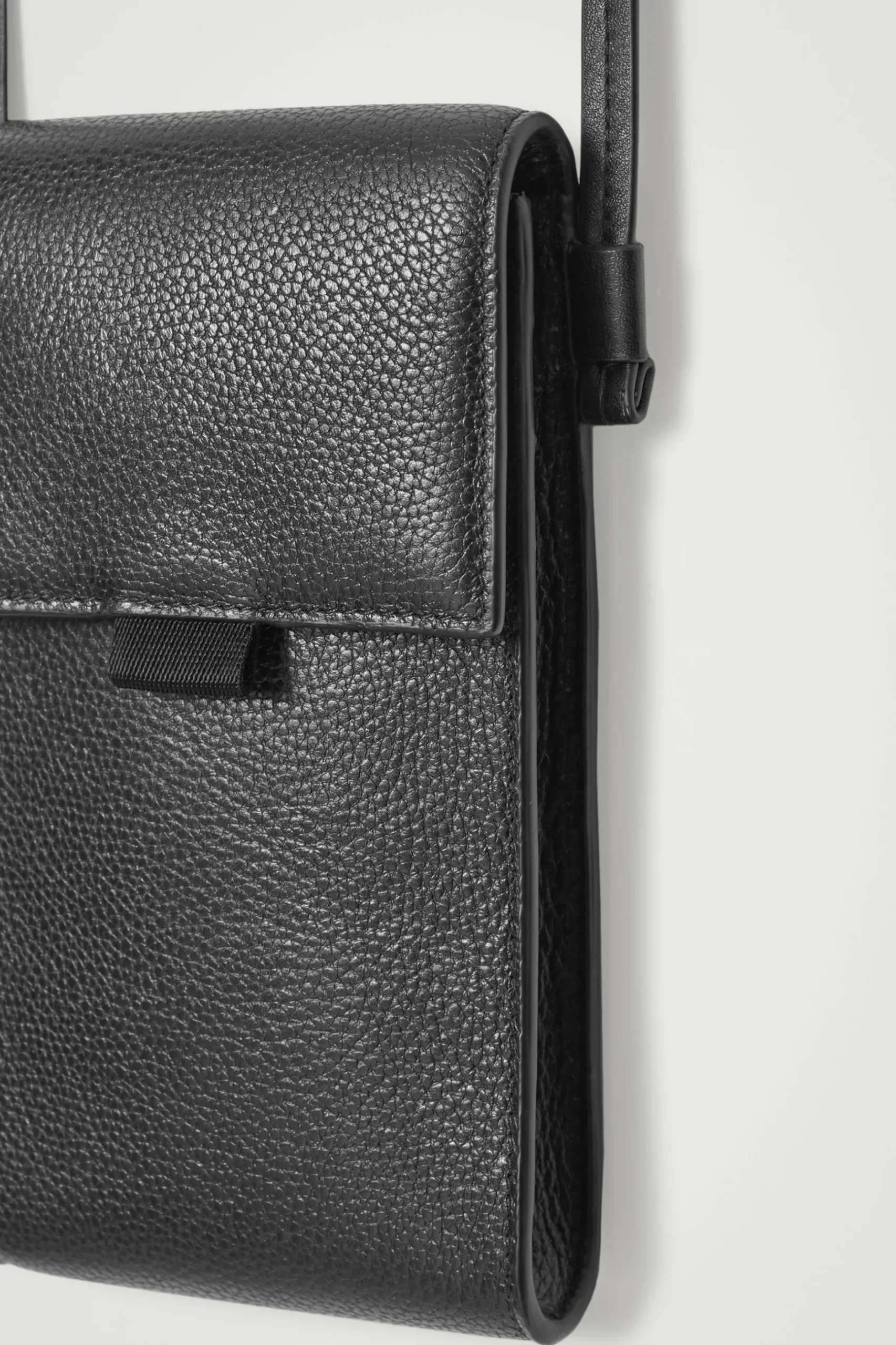 Fashion COS SKÓRZANA SASZETKA NA TELEFON TYPU CROSSBODY Czarny