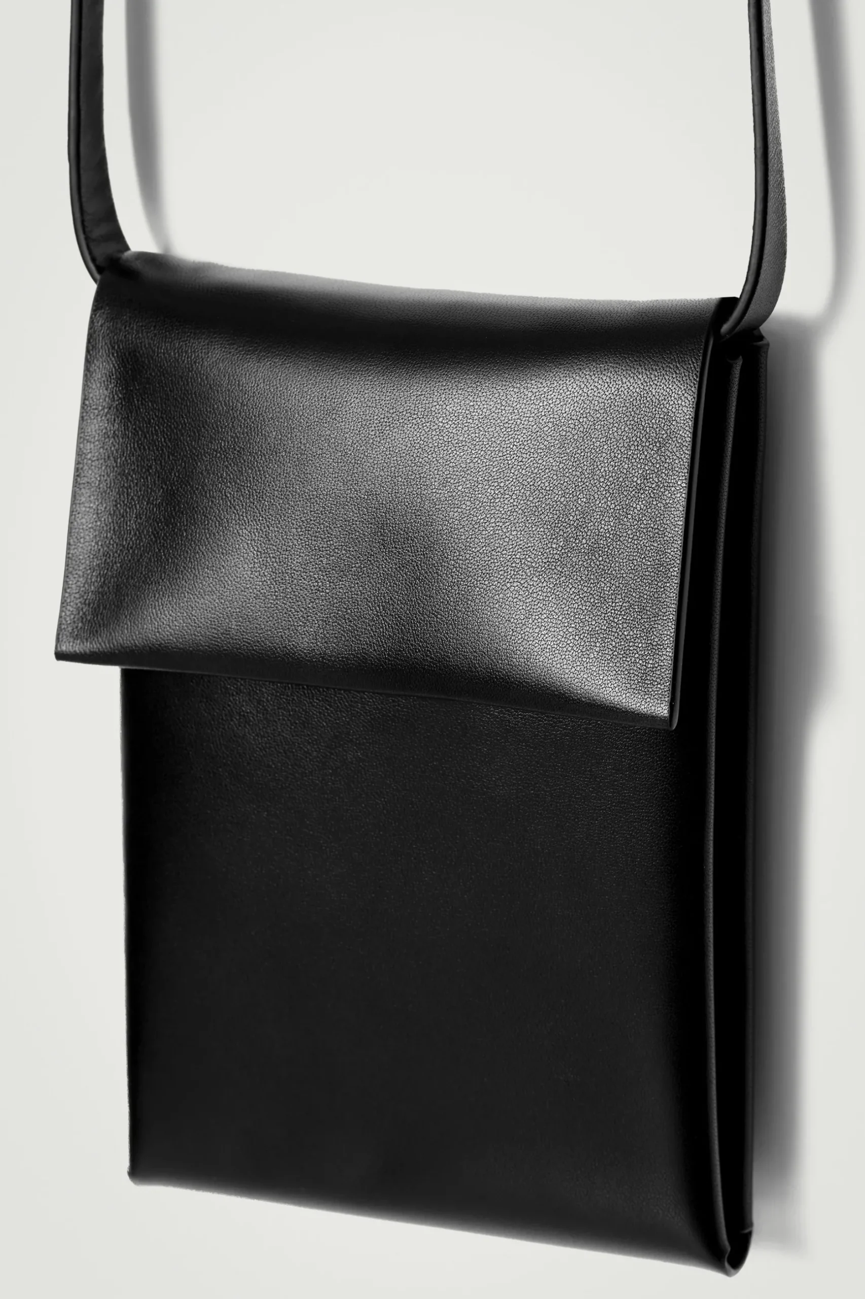 Online COS SKÓRZANA SASZETKA NA TELEFON TYPU CROSSBODY Czarny