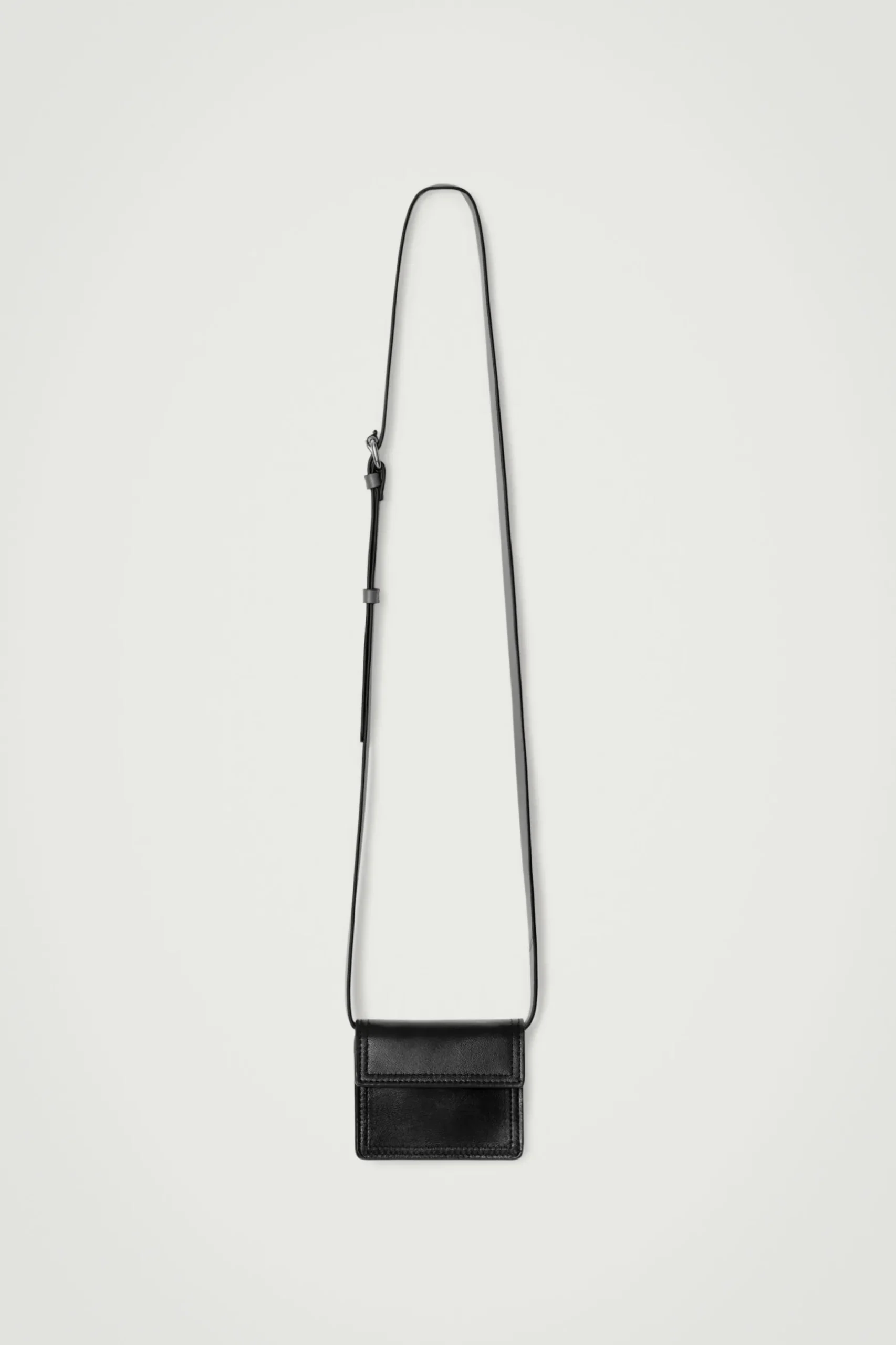 Outlet COS SKÓRZANA SASZETKA TYPU CROSSBODY Czarny