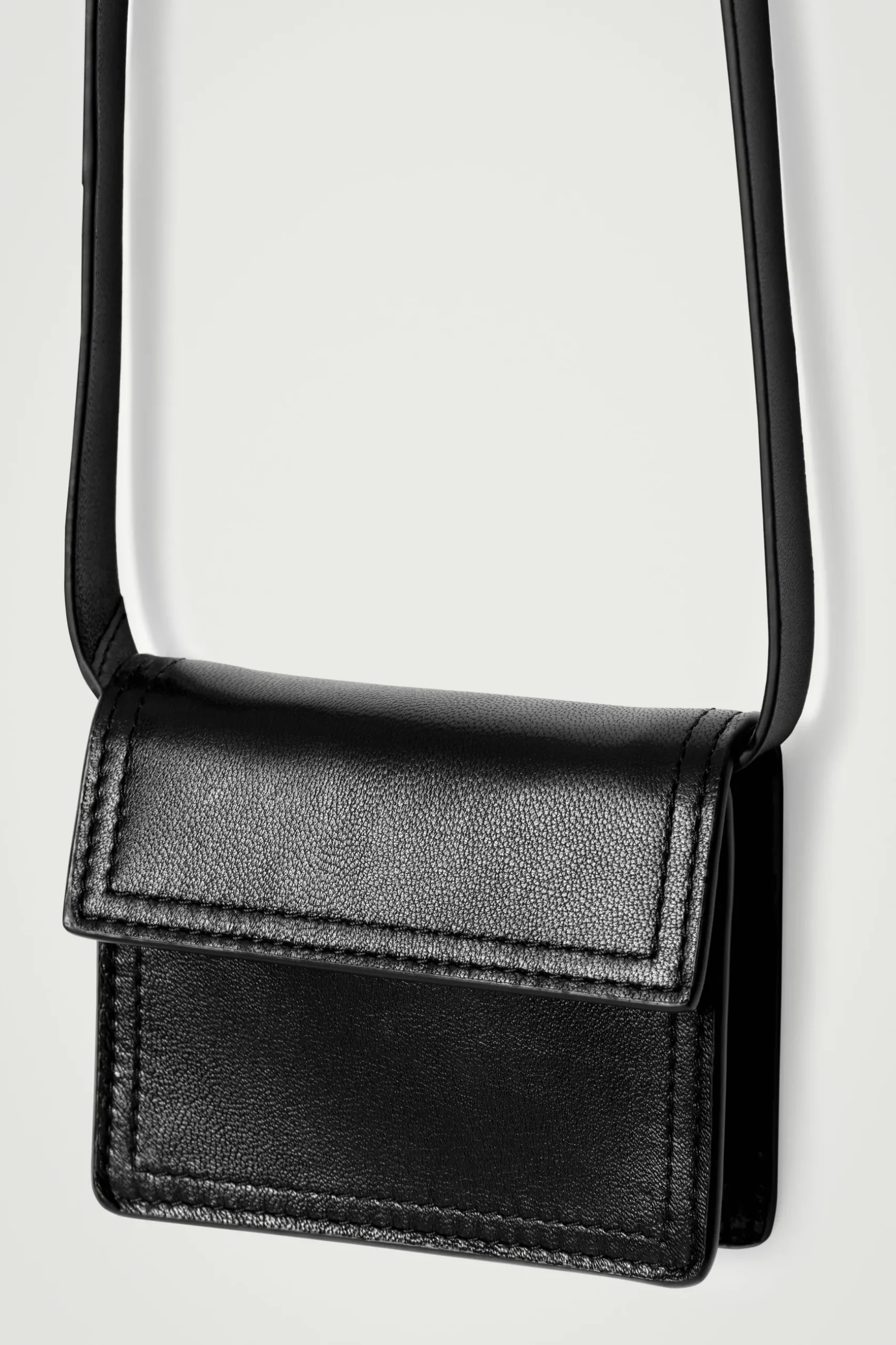 Outlet COS SKÓRZANA SASZETKA TYPU CROSSBODY Czarny