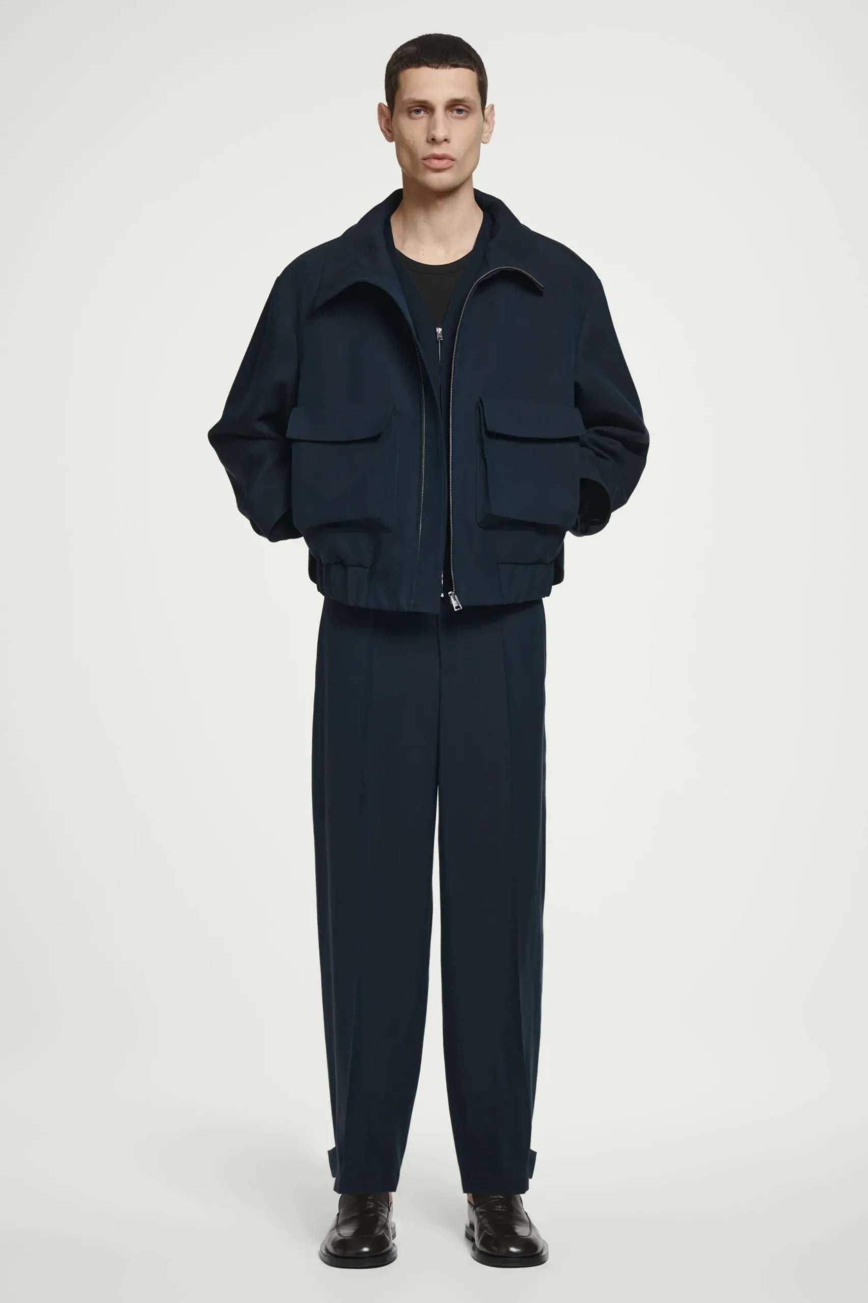 Sale COS SPODNIE CHINO Z NOGAWKAMI TYPU BARREL Granatowy