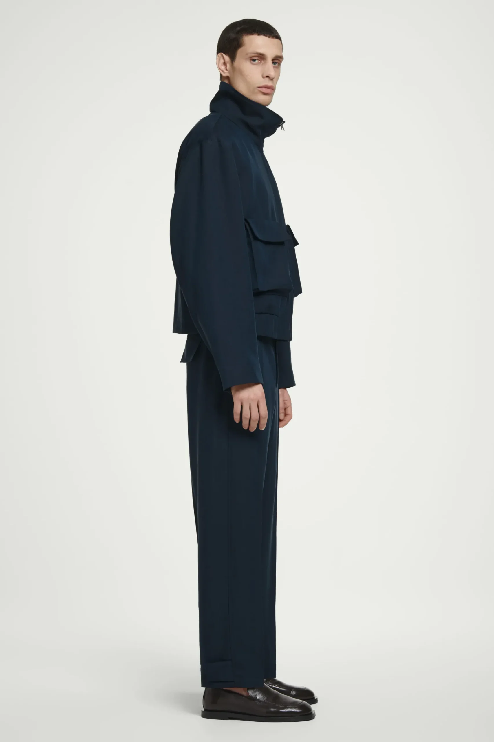 Sale COS SPODNIE CHINO Z NOGAWKAMI TYPU BARREL Granatowy