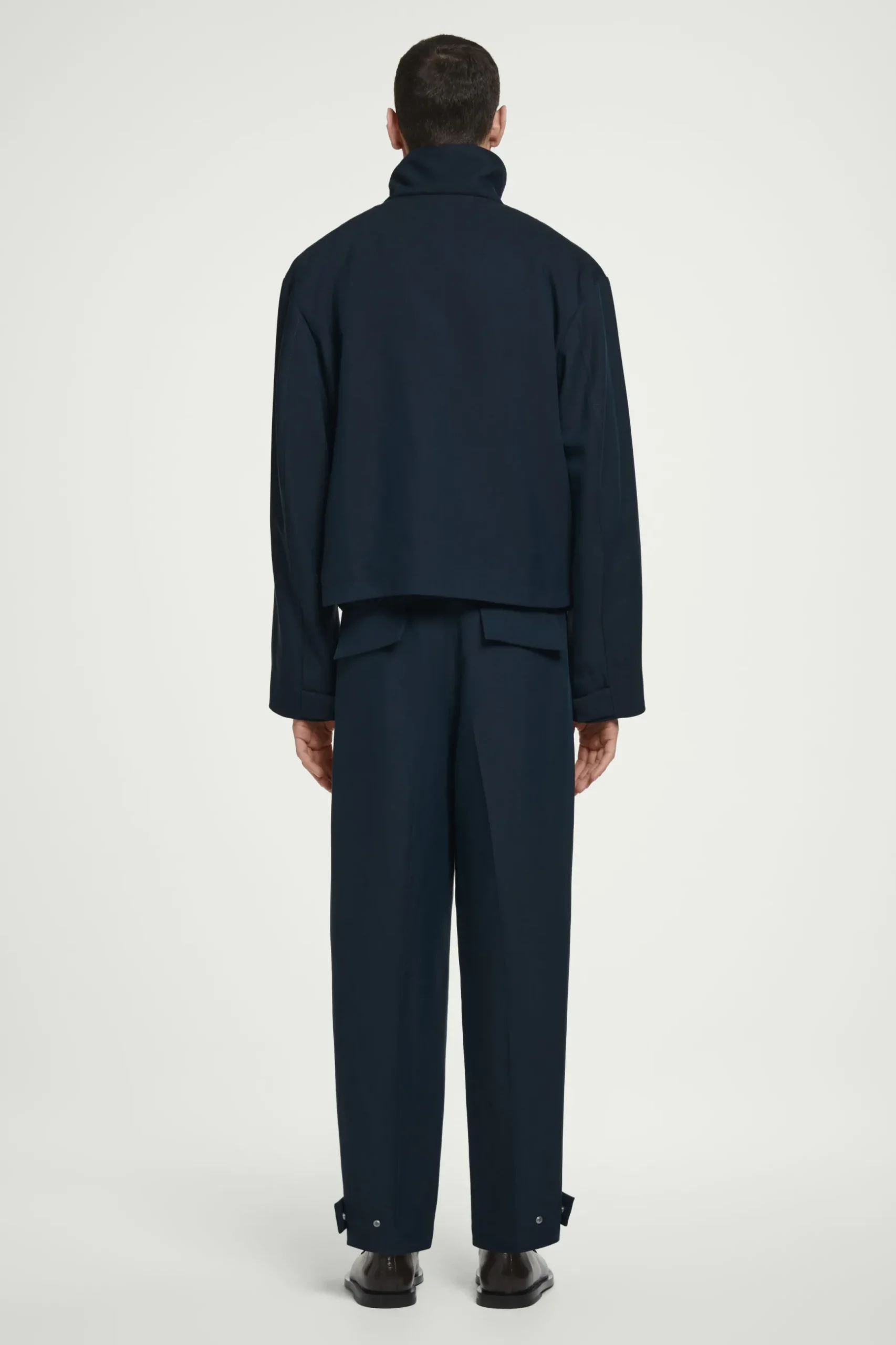 Sale COS SPODNIE CHINO Z NOGAWKAMI TYPU BARREL Granatowy