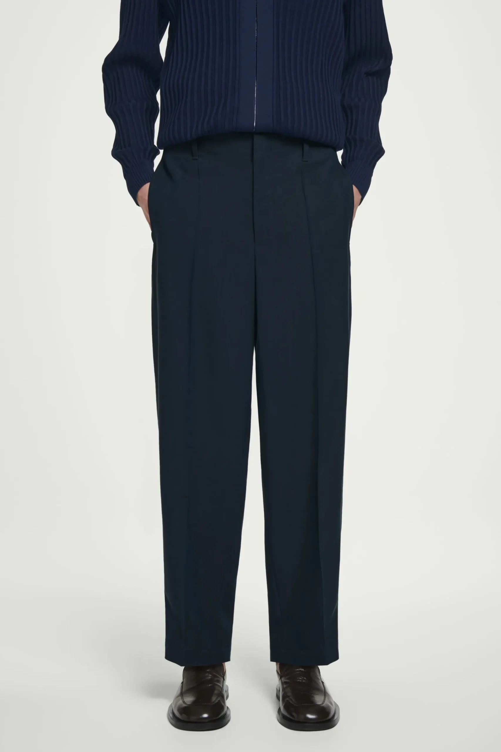Sale COS SPODNIE CHINO Z NOGAWKAMI TYPU BARREL Granatowy