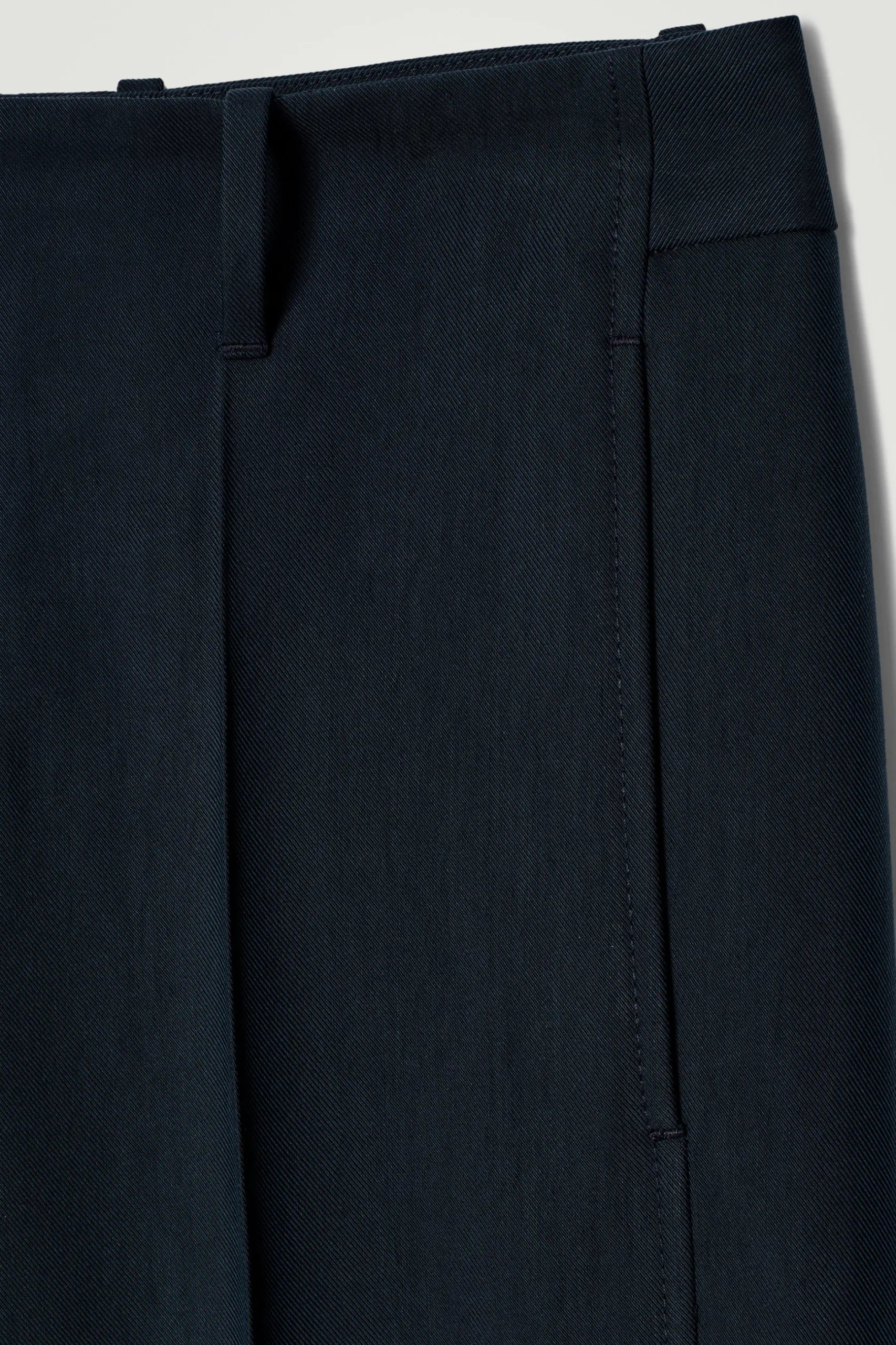 Sale COS SPODNIE CHINO Z NOGAWKAMI TYPU BARREL Granatowy