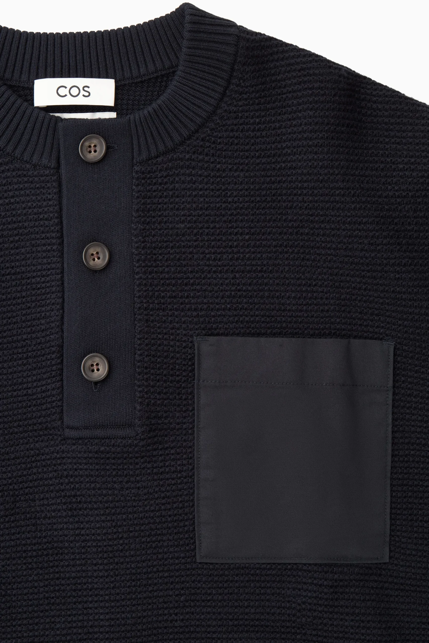 Sale COS SWETER HENLEY Z WAFLOWEJ DZIANINY Granatowy