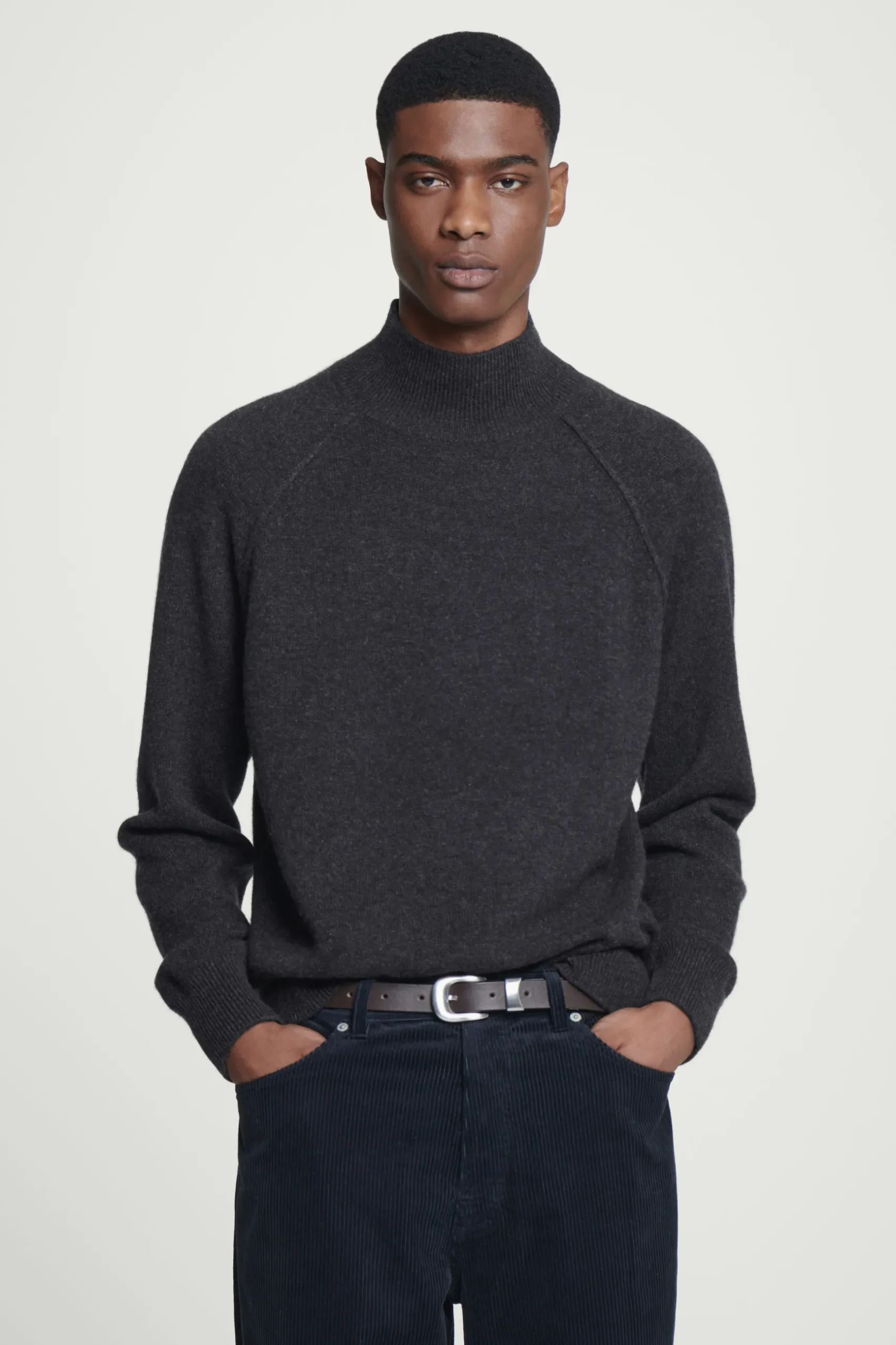 Outlet COS SWETER Z CZYSTEGO KASZMIRU Z WYSOKIM KOŁNIERZEM Ciemnoszary