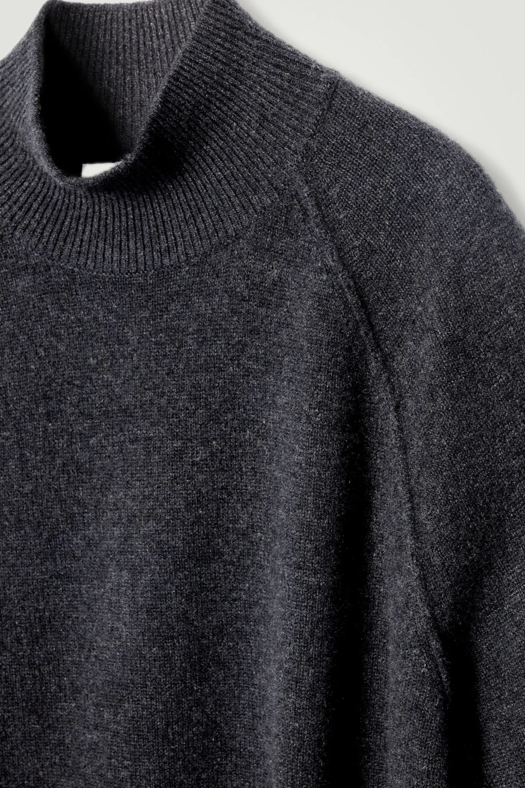 Outlet COS SWETER Z CZYSTEGO KASZMIRU Z WYSOKIM KOŁNIERZEM Ciemnoszary