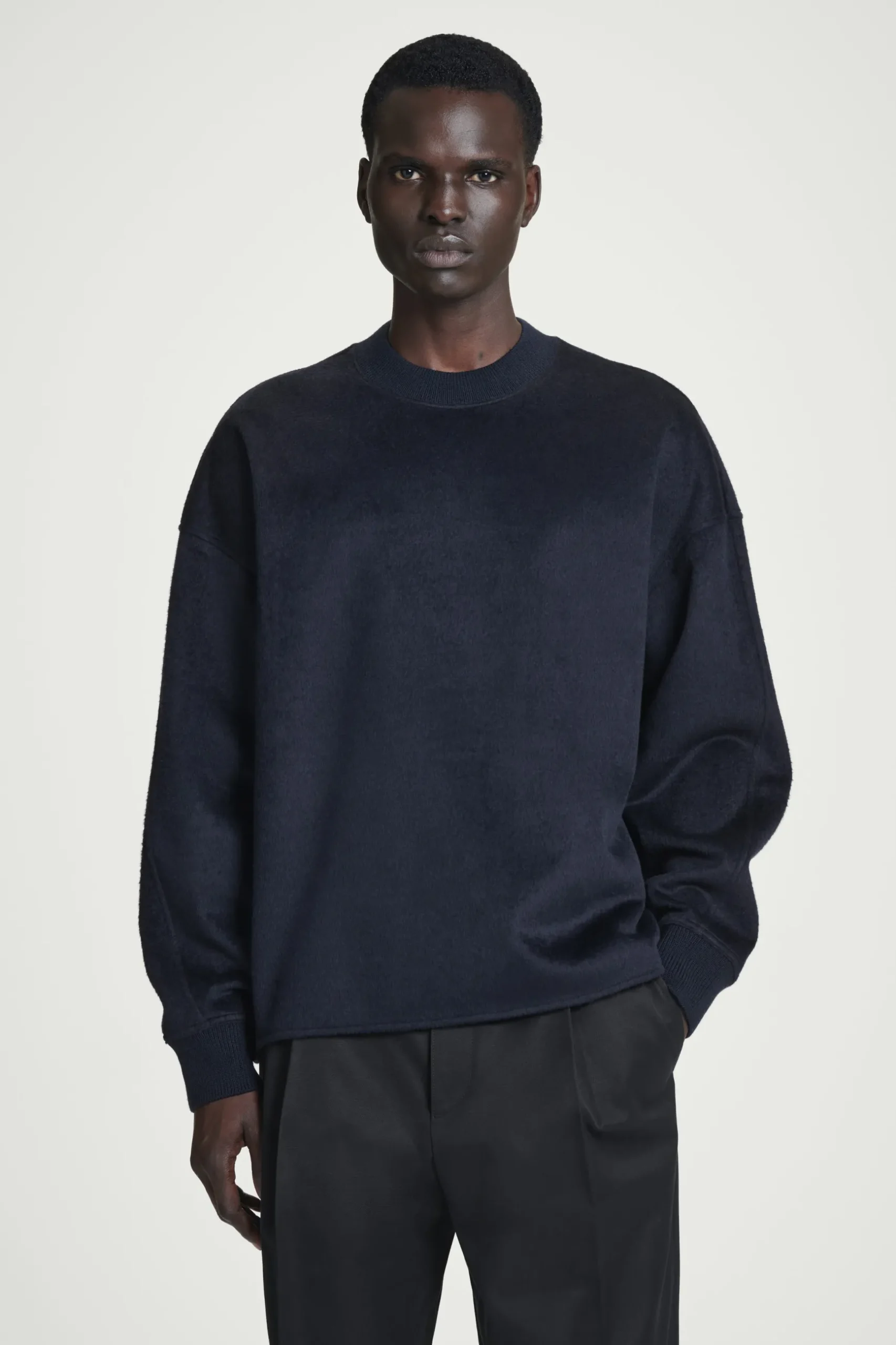 Clearance COS SWETER Z DŻERSEJU Z WEŁNĄ – OVERSIZED FIT Granatowy