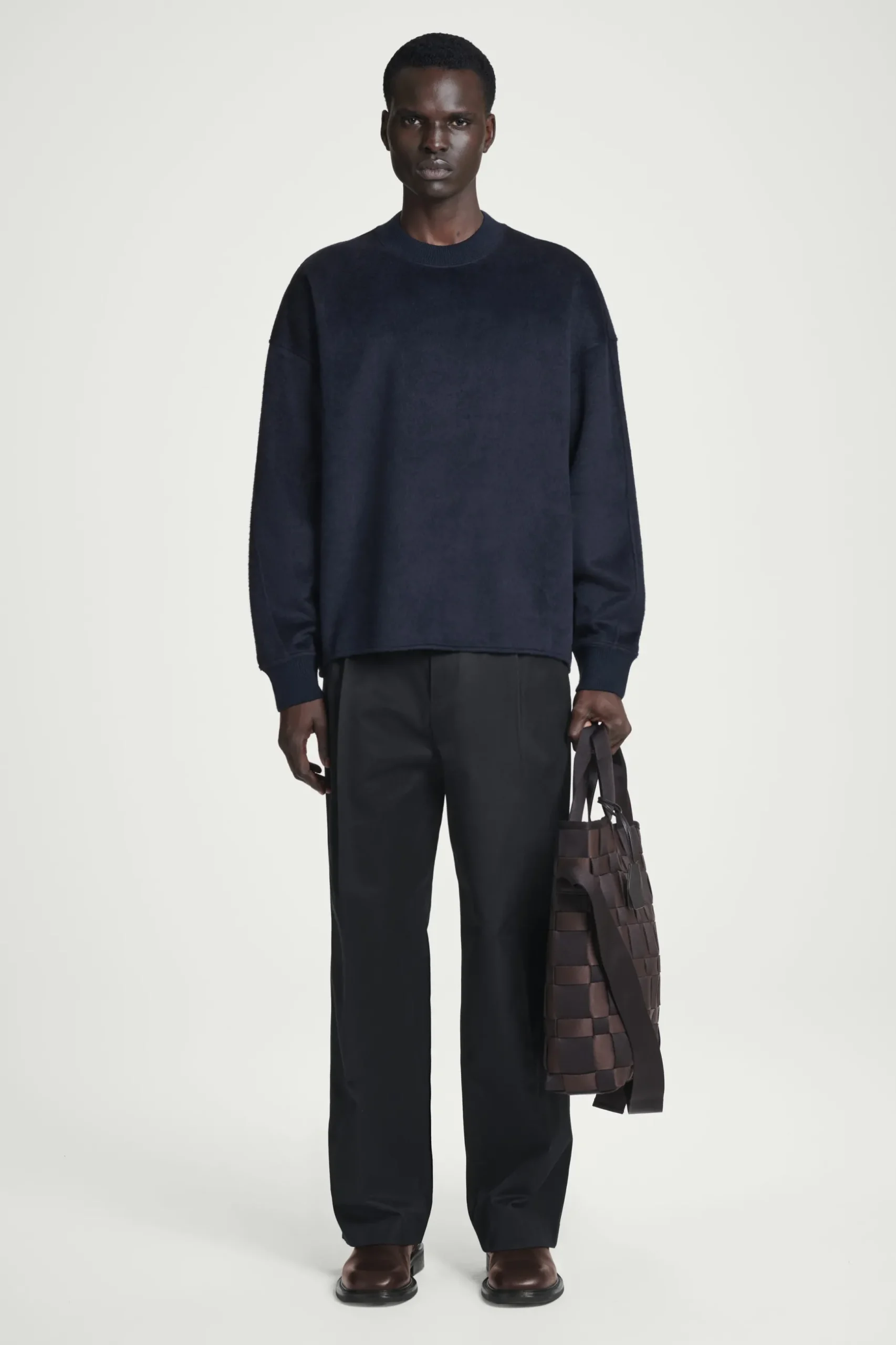 Clearance COS SWETER Z DŻERSEJU Z WEŁNĄ – OVERSIZED FIT Granatowy