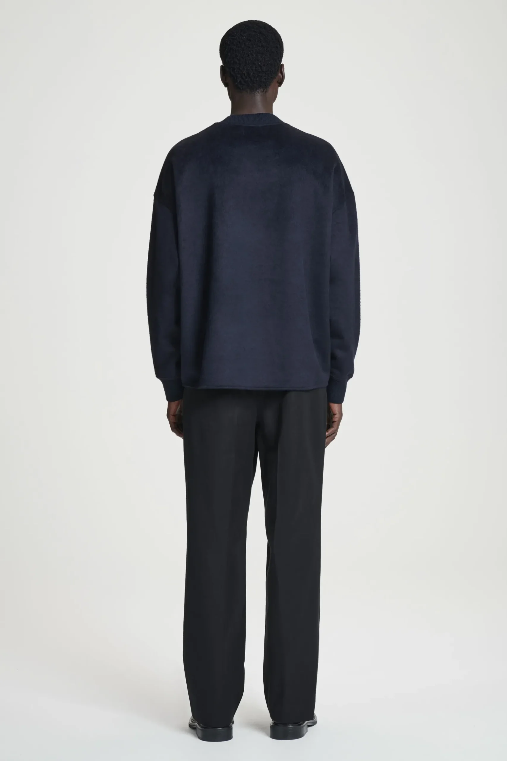 Clearance COS SWETER Z DŻERSEJU Z WEŁNĄ – OVERSIZED FIT Granatowy