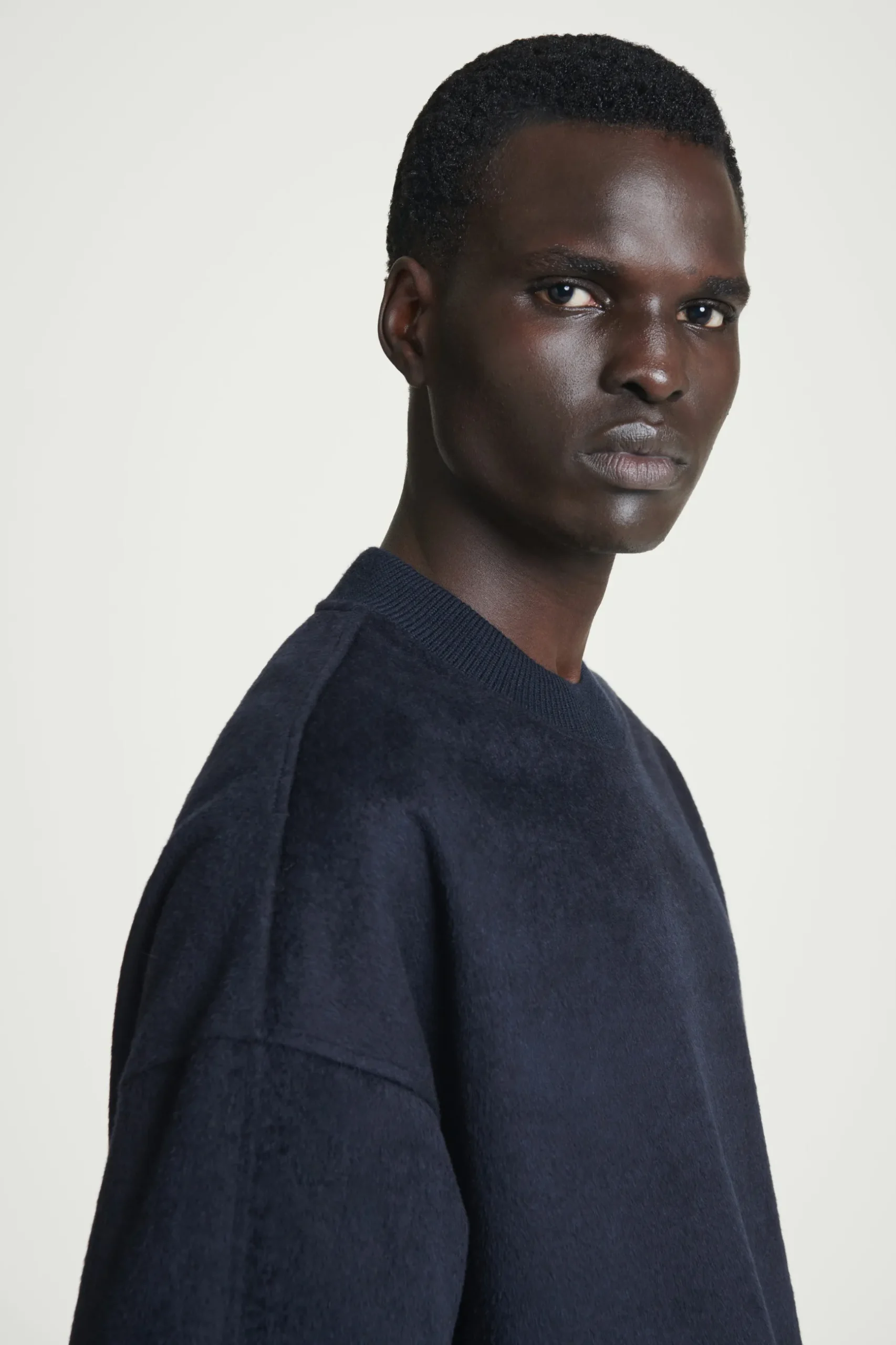 Clearance COS SWETER Z DŻERSEJU Z WEŁNĄ – OVERSIZED FIT Granatowy