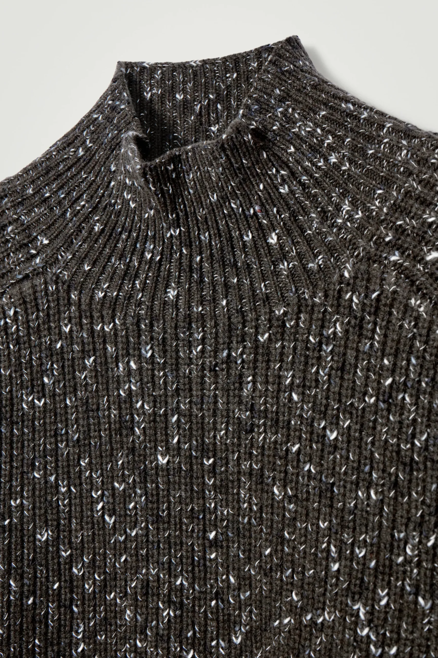Clearance COS SWETER Z DZIANINY Z WEŁNĄ ZE SKRĘCANYMI WŁÓKNAMI Ciemnozielony