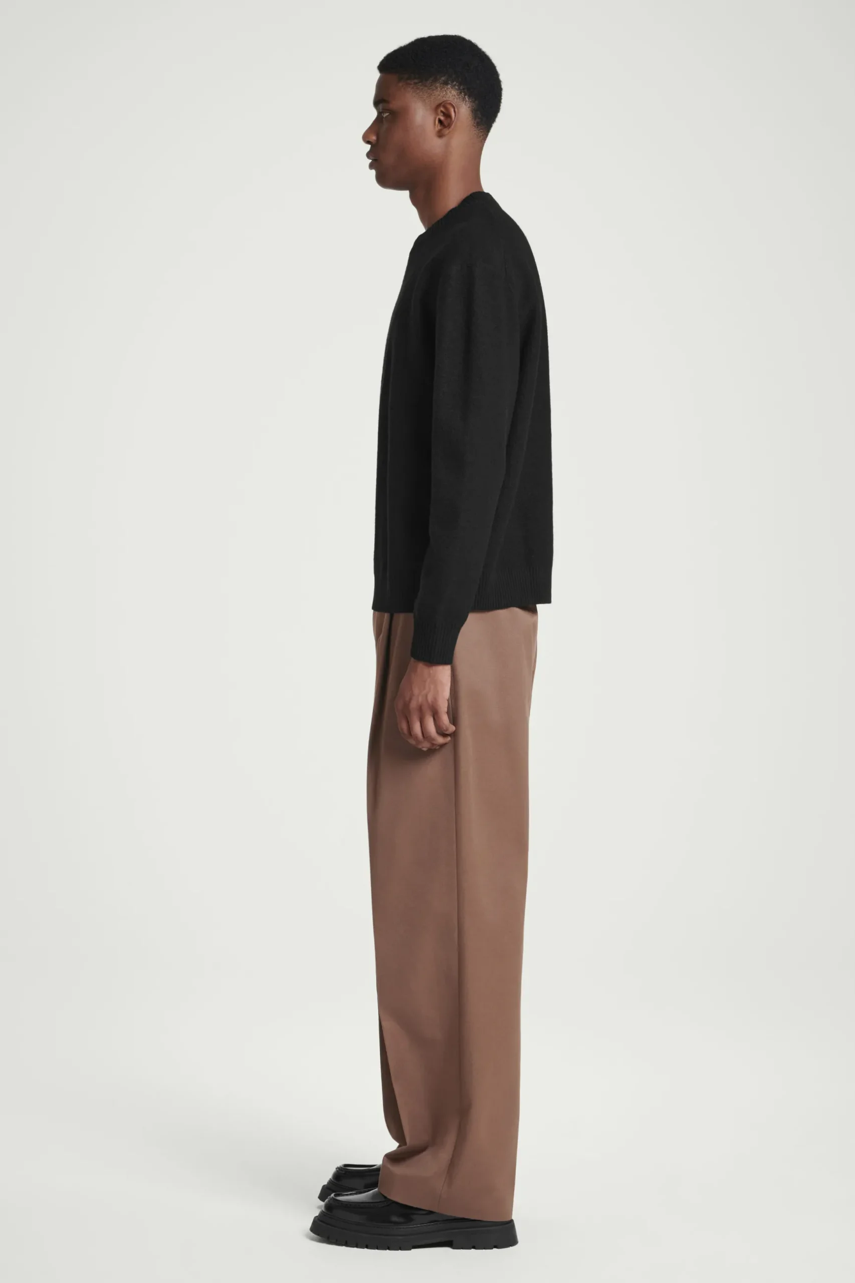 Fashion COS SWETER Z GOTOWANEJ WEŁNY Z WYCIĘCIEM POD SZYJĄ Czarny