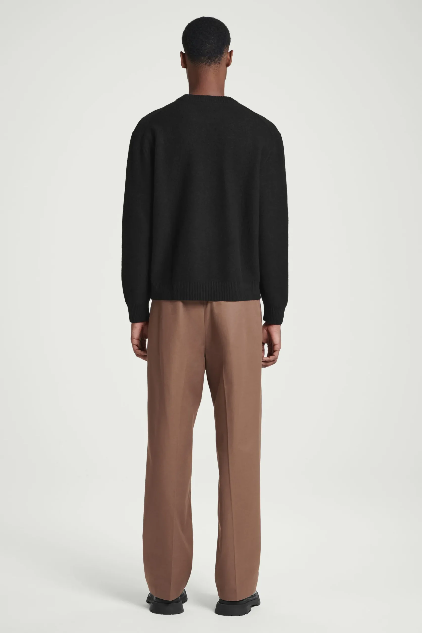 Fashion COS SWETER Z GOTOWANEJ WEŁNY Z WYCIĘCIEM POD SZYJĄ Czarny