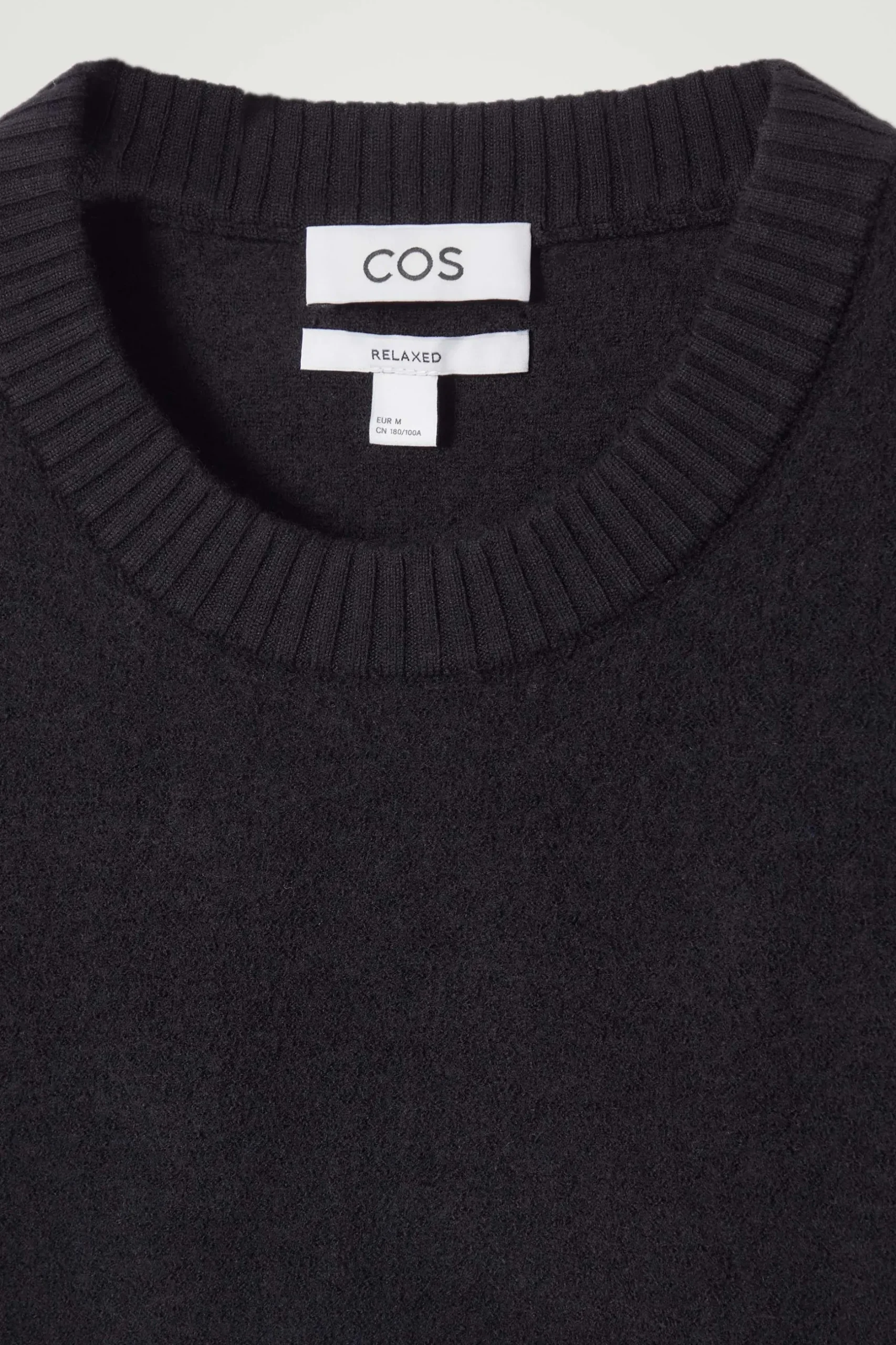 Fashion COS SWETER Z GOTOWANEJ WEŁNY Z WYCIĘCIEM POD SZYJĄ Czarny