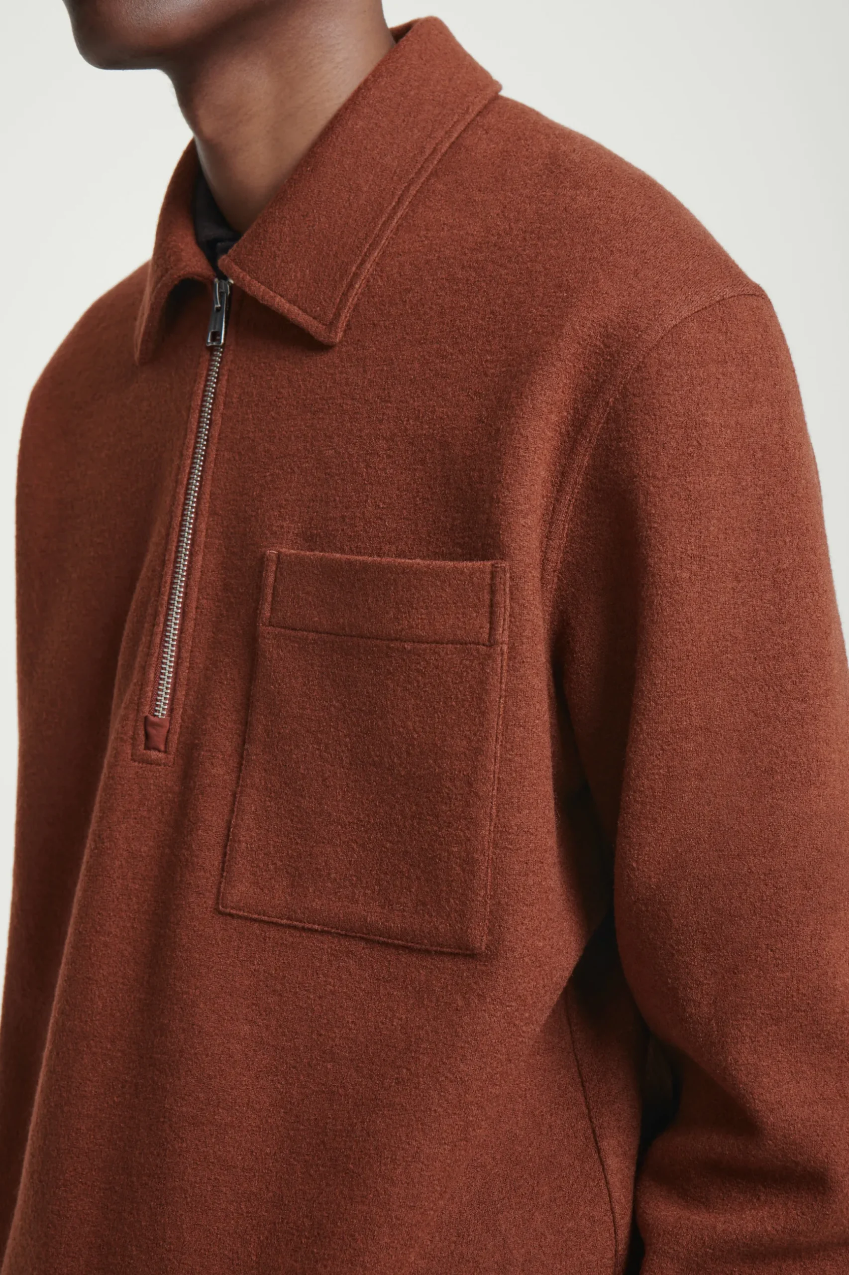 Hot COS SWETER Z MIESZANKI Z GOTOWANĄ WEŁNĄ Z SUWAKIEM Rdzawy