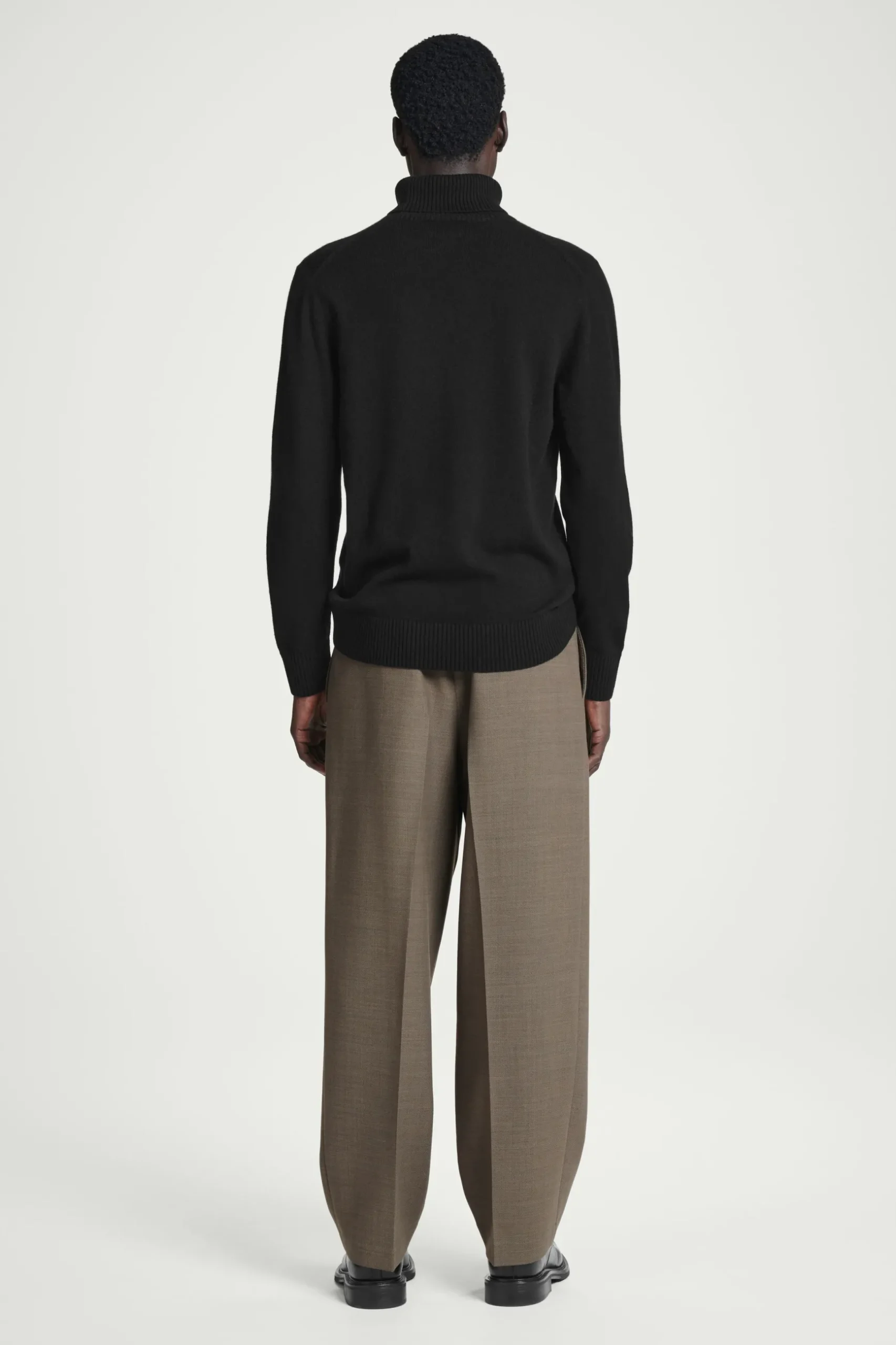 New COS SWETER Z WEŁNY I KASZMIRU Z WYWIJANYM GOLFEM Czarny