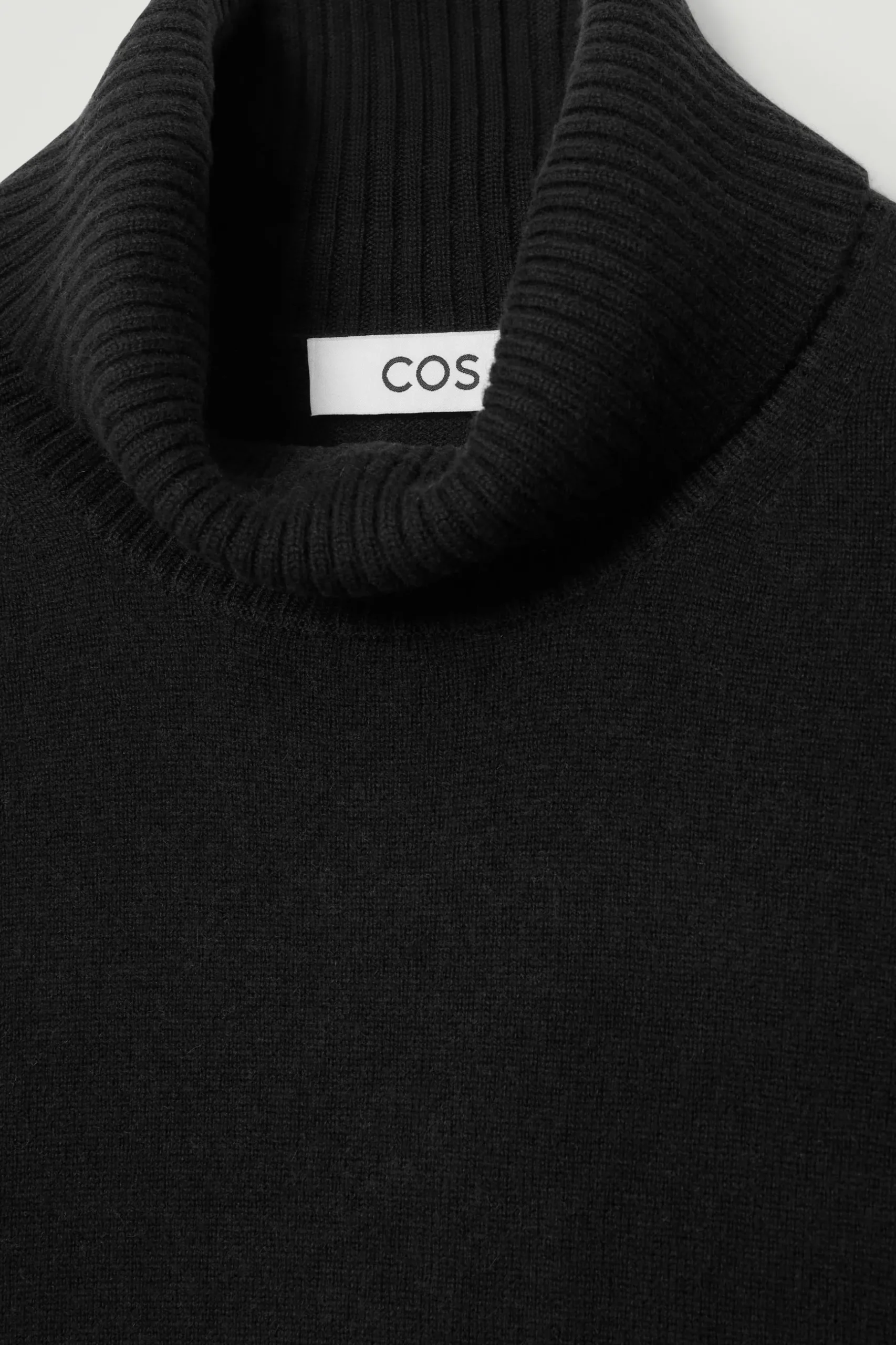 New COS SWETER Z WEŁNY I KASZMIRU Z WYWIJANYM GOLFEM Czarny
