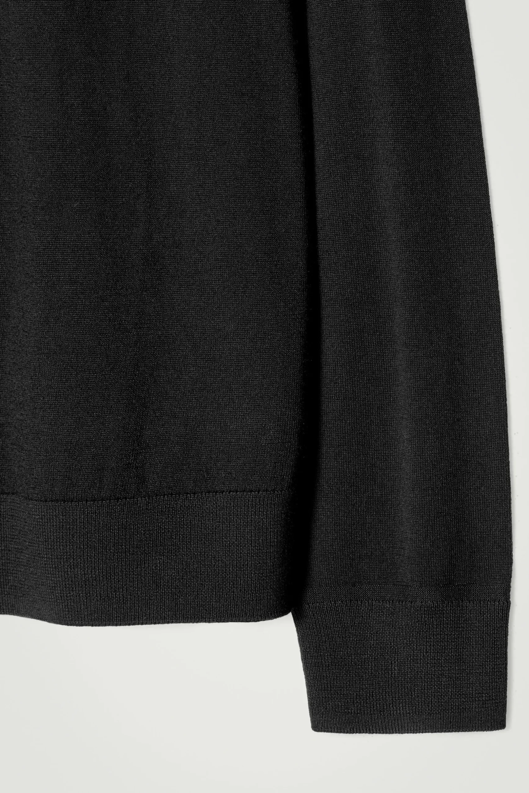 Discount COS SWETER Z WEŁNY MERINO – SLIM FIT Czarny