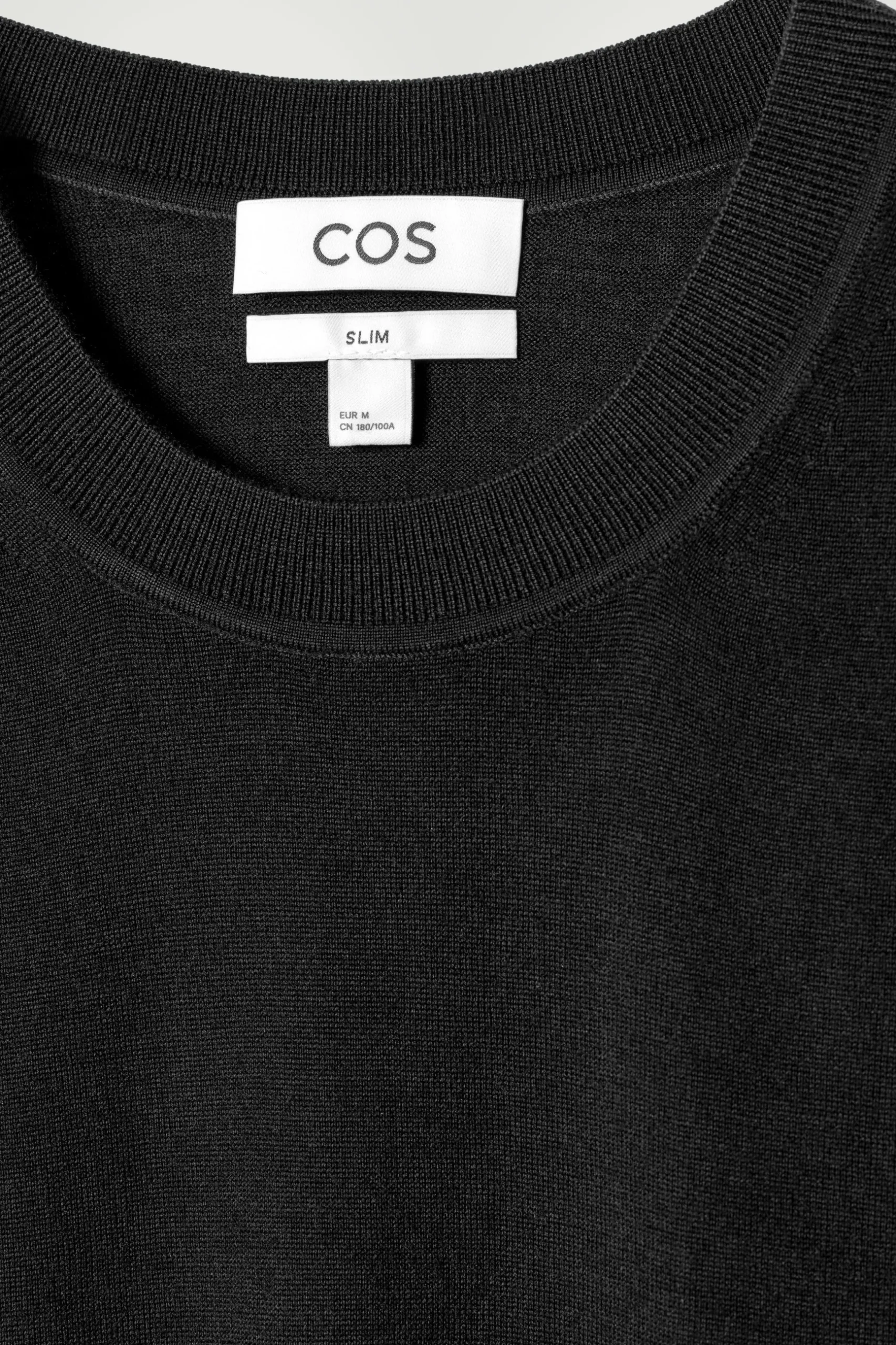 Discount COS SWETER Z WEŁNY MERINO – SLIM FIT Czarny