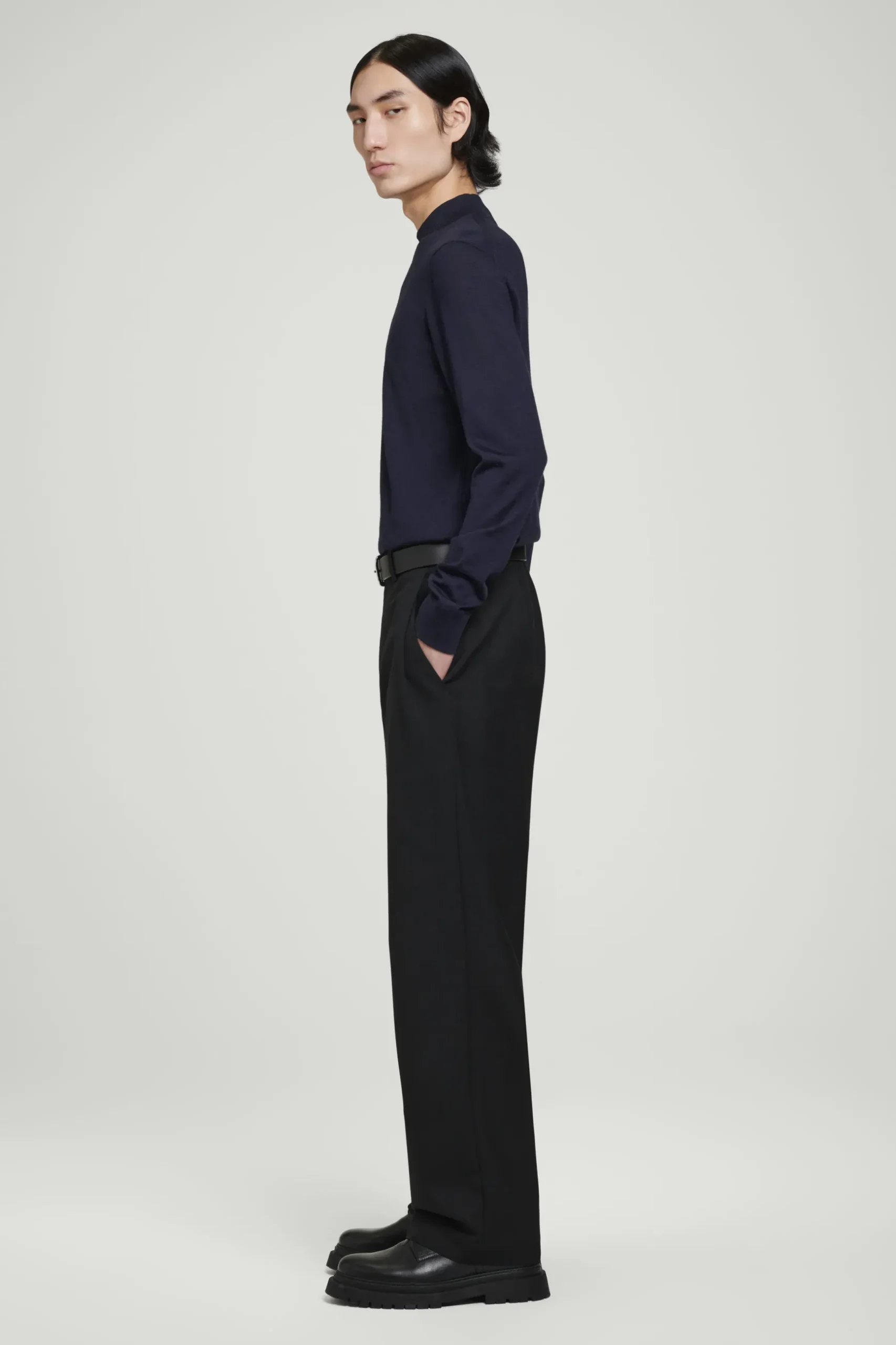 Clearance COS SWETER Z WEŁNY MERINO ZE STÓJKĄ – SLIM FIT Granatowy