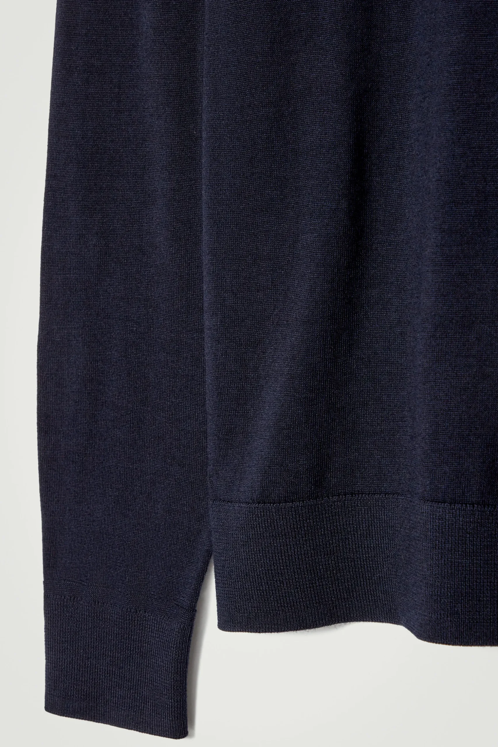 Clearance COS SWETER Z WEŁNY MERINO ZE STÓJKĄ – SLIM FIT Granatowy
