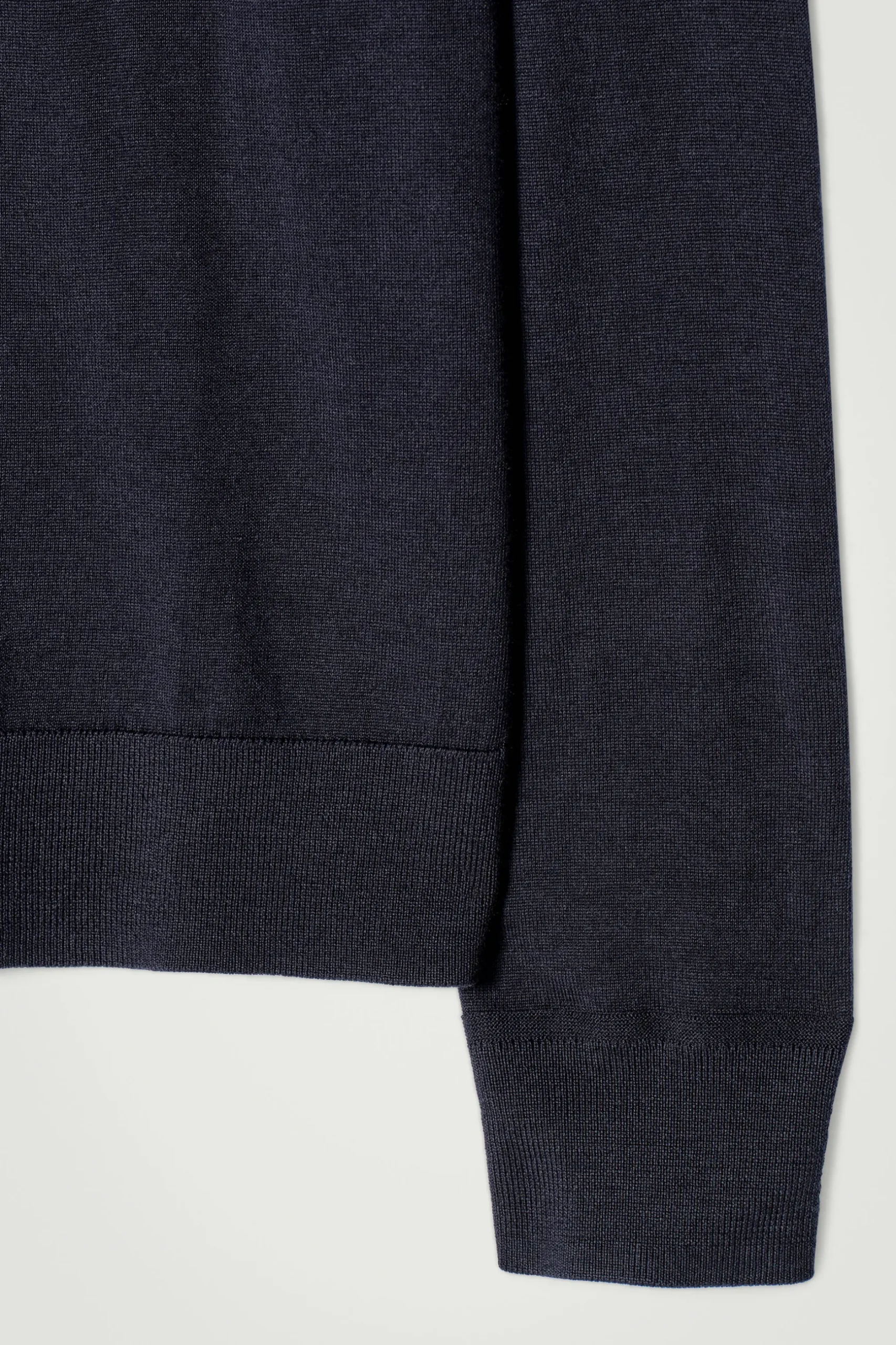 Clearance COS SWETER Z WEŁNY MERINO ZE STÓJKĄ – SLIM FIT Granatowy
