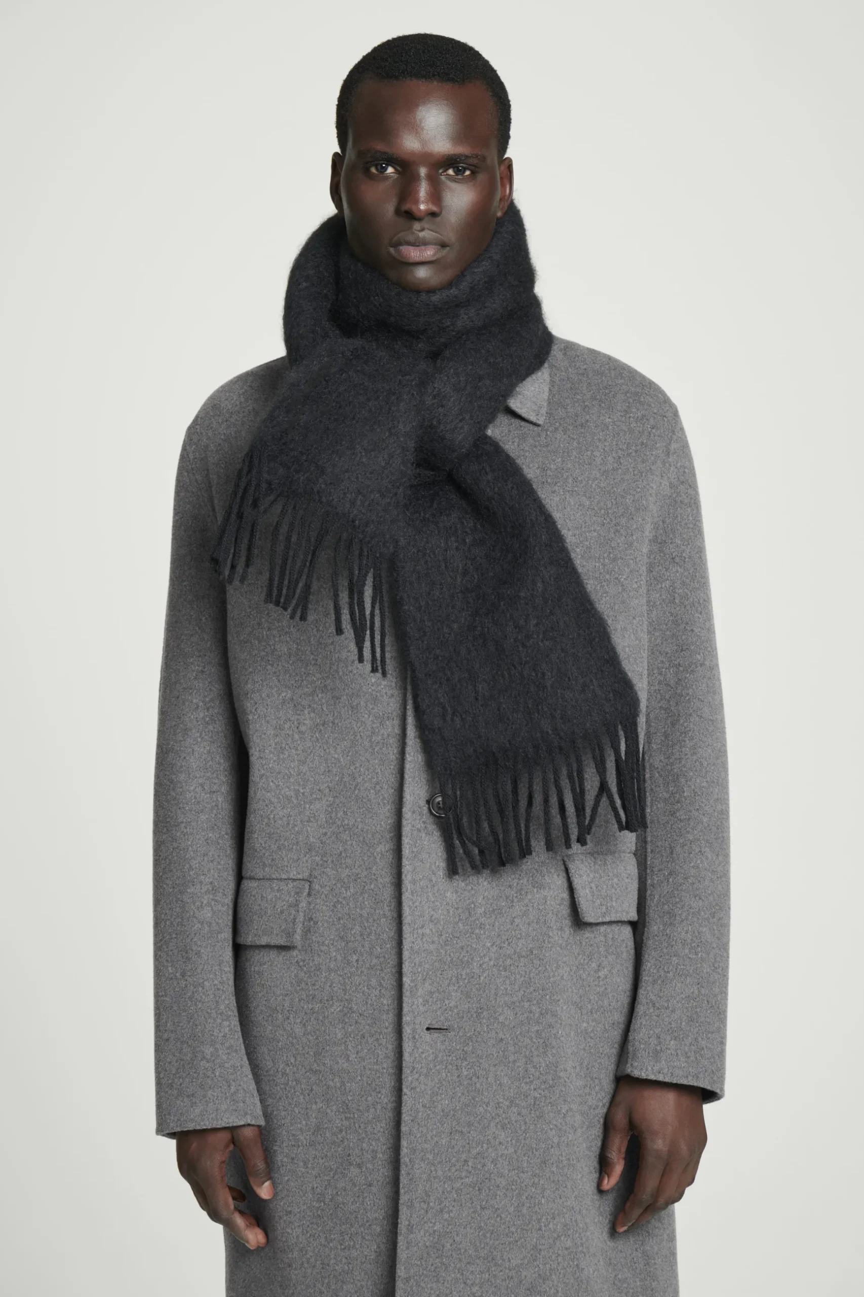 Fashion COS SZALIK Z MIESZANKI Z MOHEREM Z FRĘDZLAMI Czarny