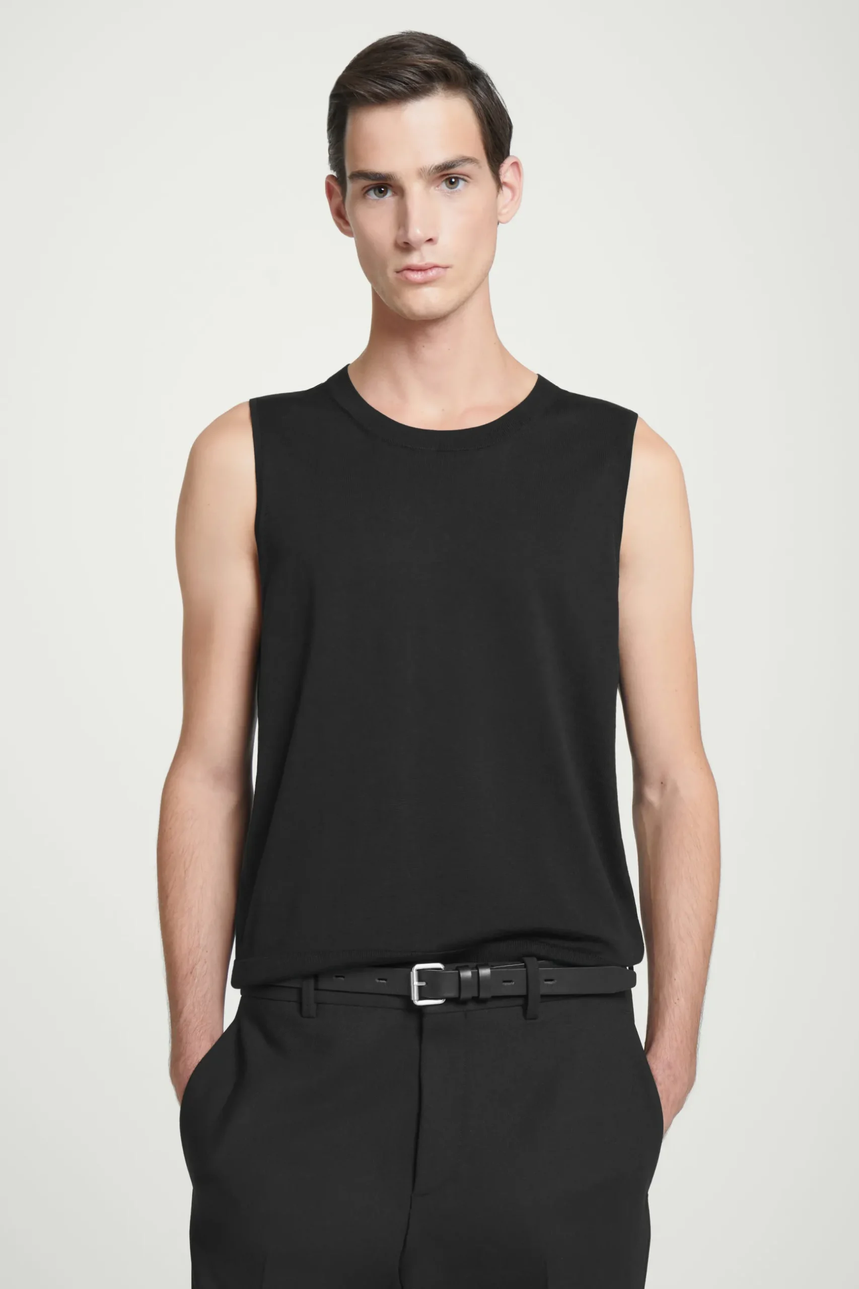 Sale COS TOP BEZ RĘKAWÓW Z JEDWABIEM – RELAXED FIT Czarny