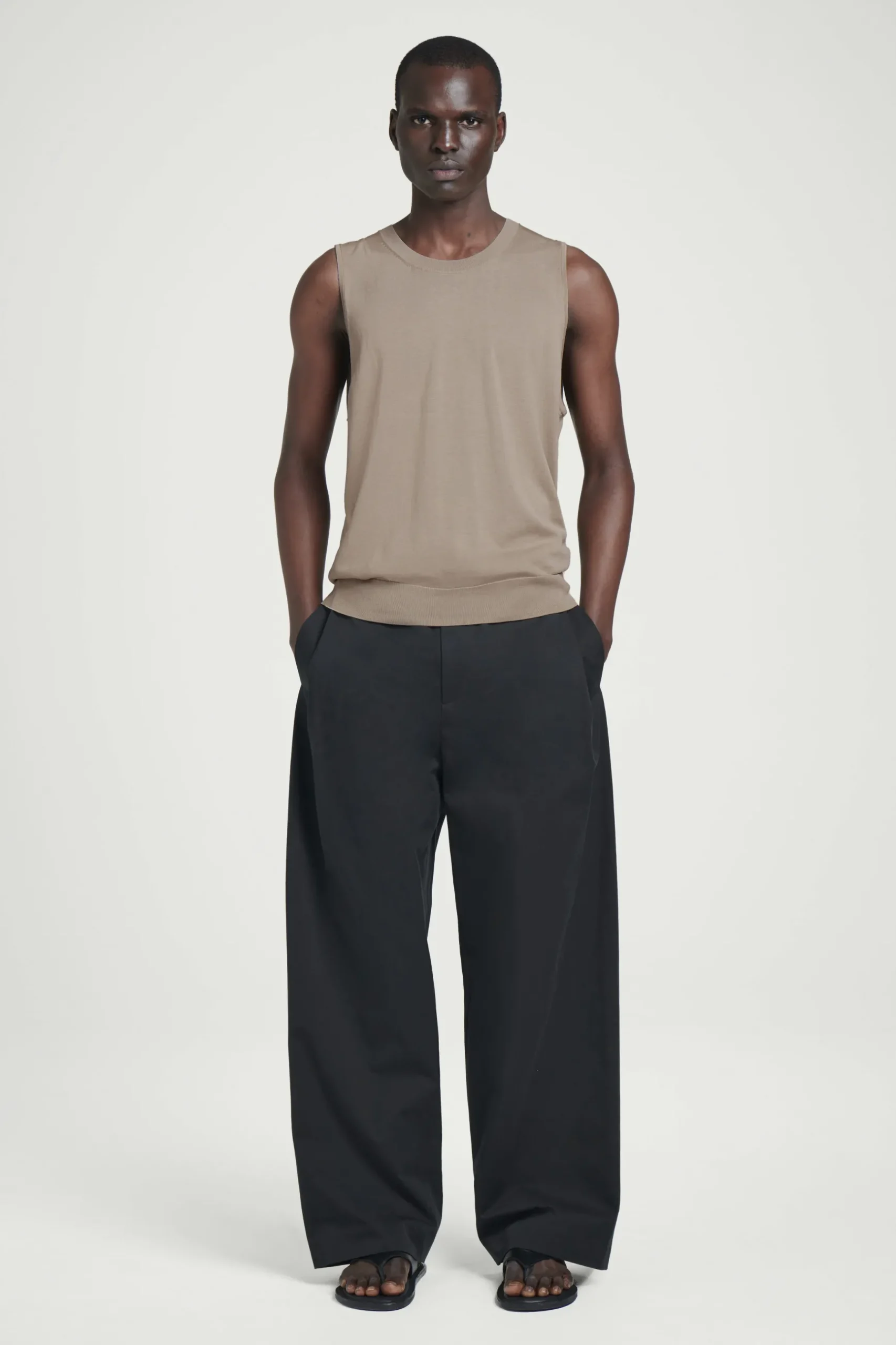 New COS TOP BEZ RĘKAWÓW Z JEDWABIEM – RELAXED FIT Szarobrązowy