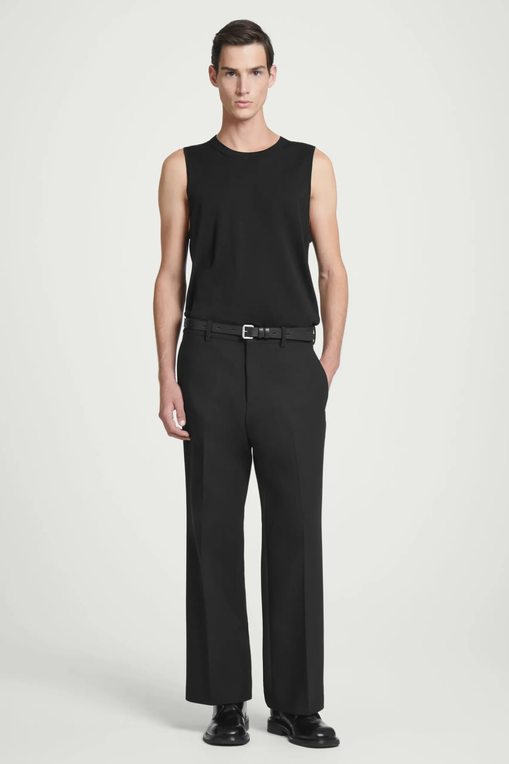 Sale COS TOP BEZ RĘKAWÓW Z JEDWABIEM – RELAXED FIT Czarny