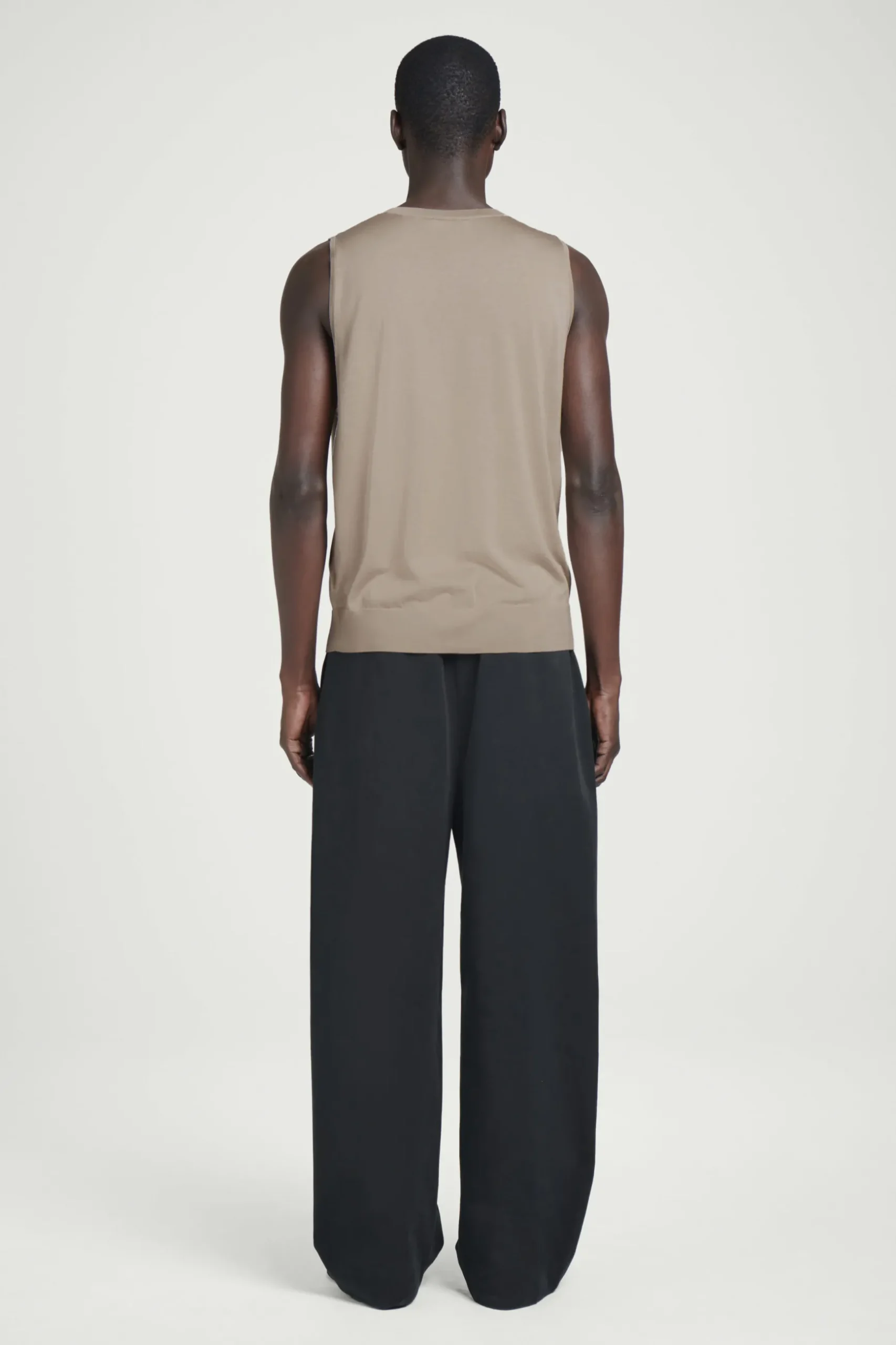 New COS TOP BEZ RĘKAWÓW Z JEDWABIEM – RELAXED FIT Szarobrązowy