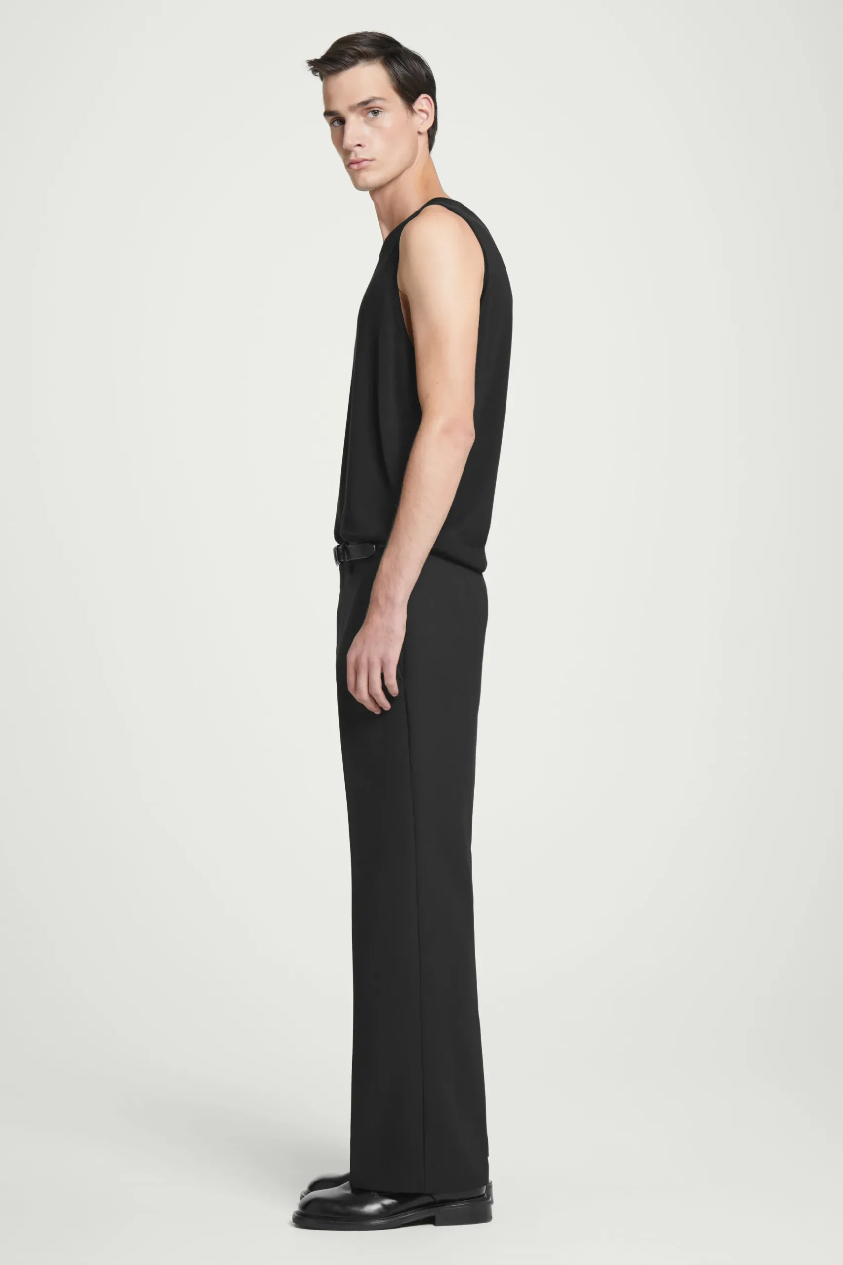 Sale COS TOP BEZ RĘKAWÓW Z JEDWABIEM – RELAXED FIT Czarny