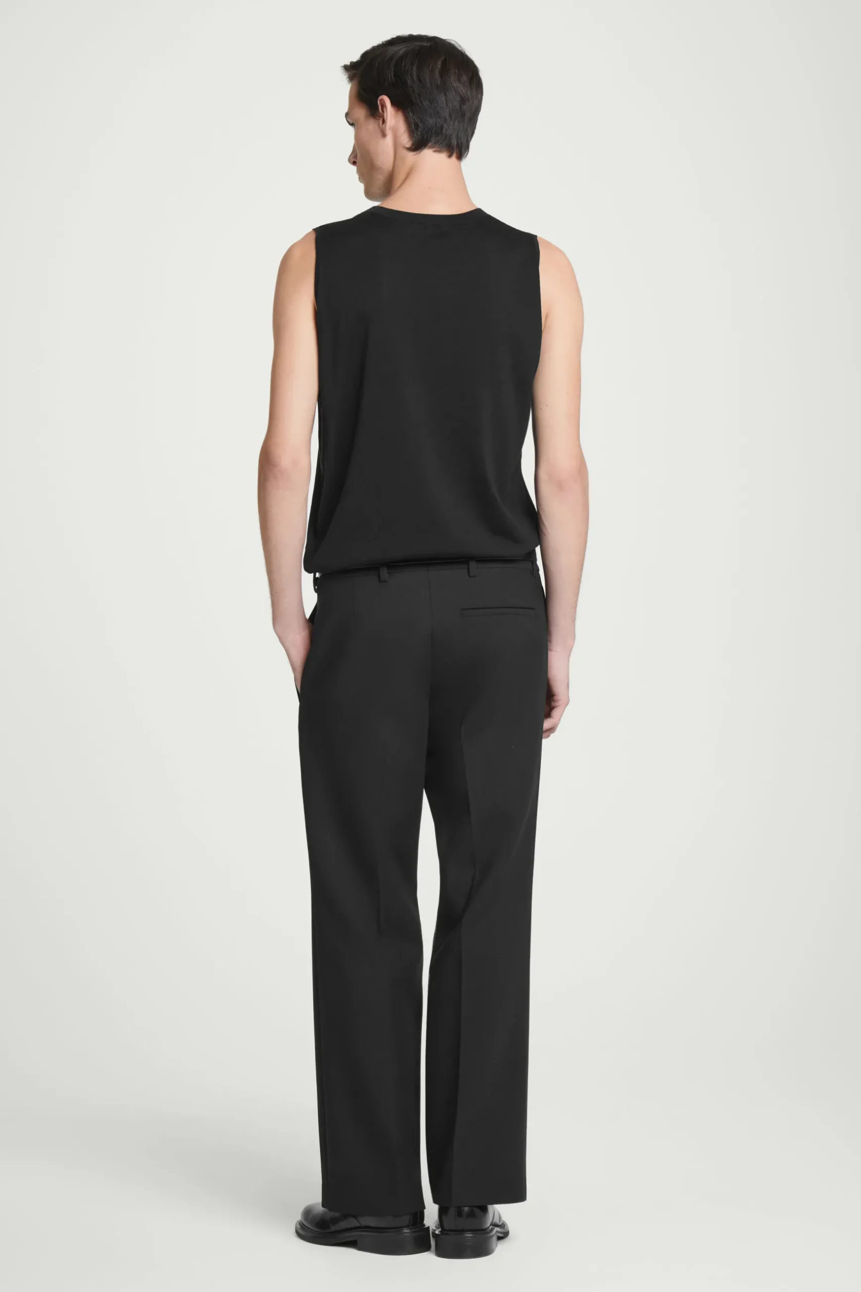 Sale COS TOP BEZ RĘKAWÓW Z JEDWABIEM – RELAXED FIT Czarny