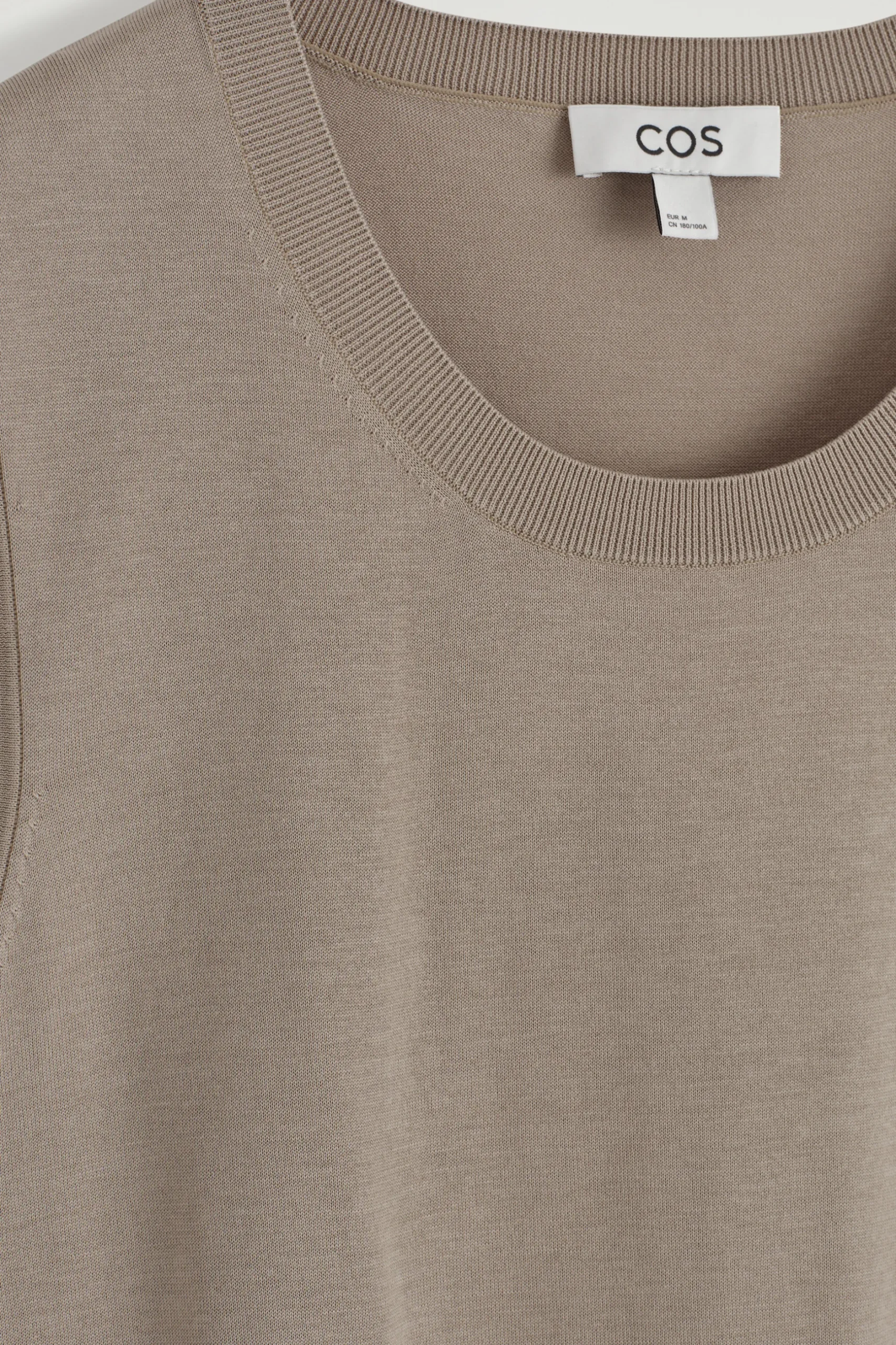New COS TOP BEZ RĘKAWÓW Z JEDWABIEM – RELAXED FIT Szarobrązowy