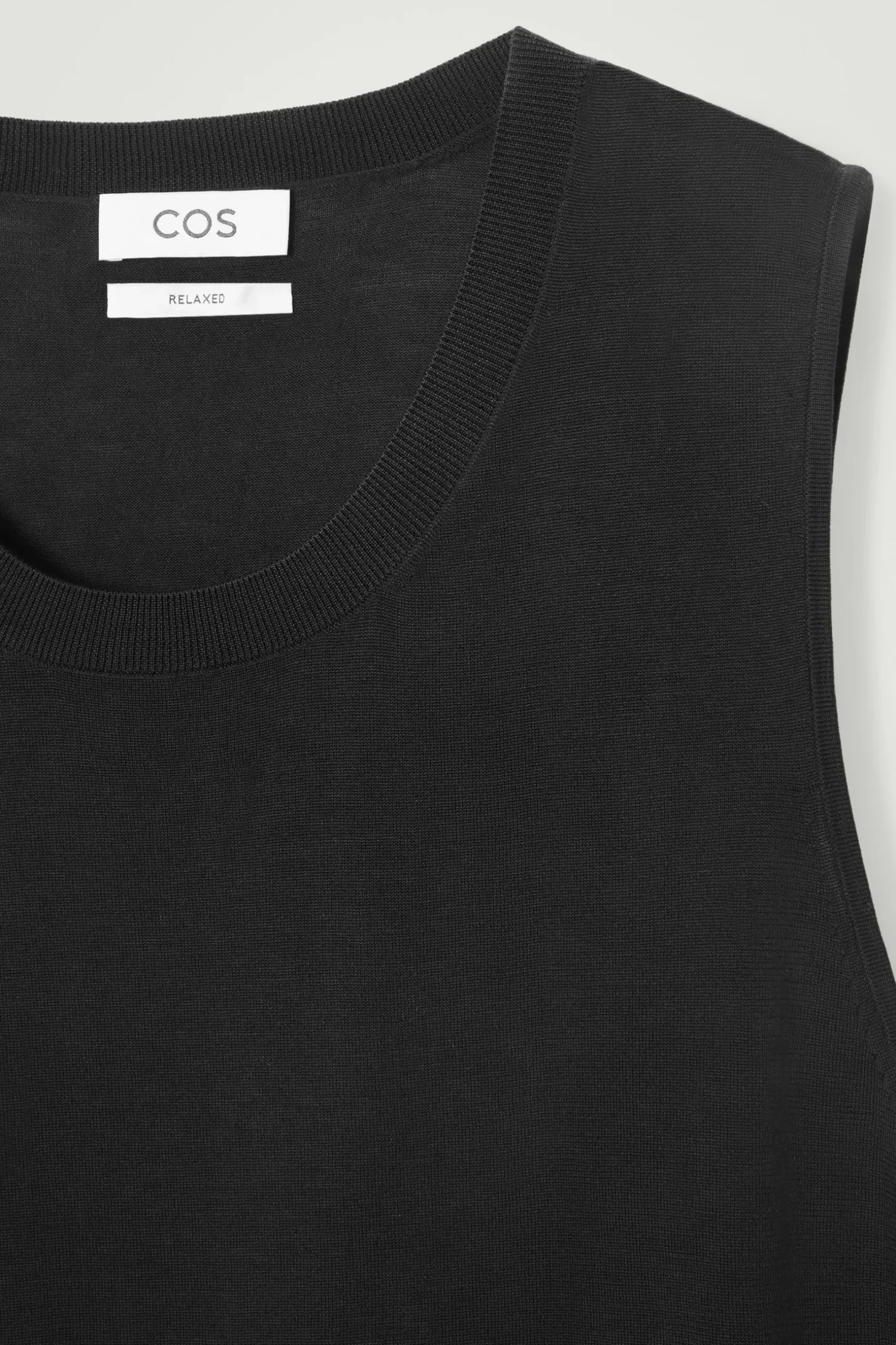 Sale COS TOP BEZ RĘKAWÓW Z JEDWABIEM – RELAXED FIT Czarny