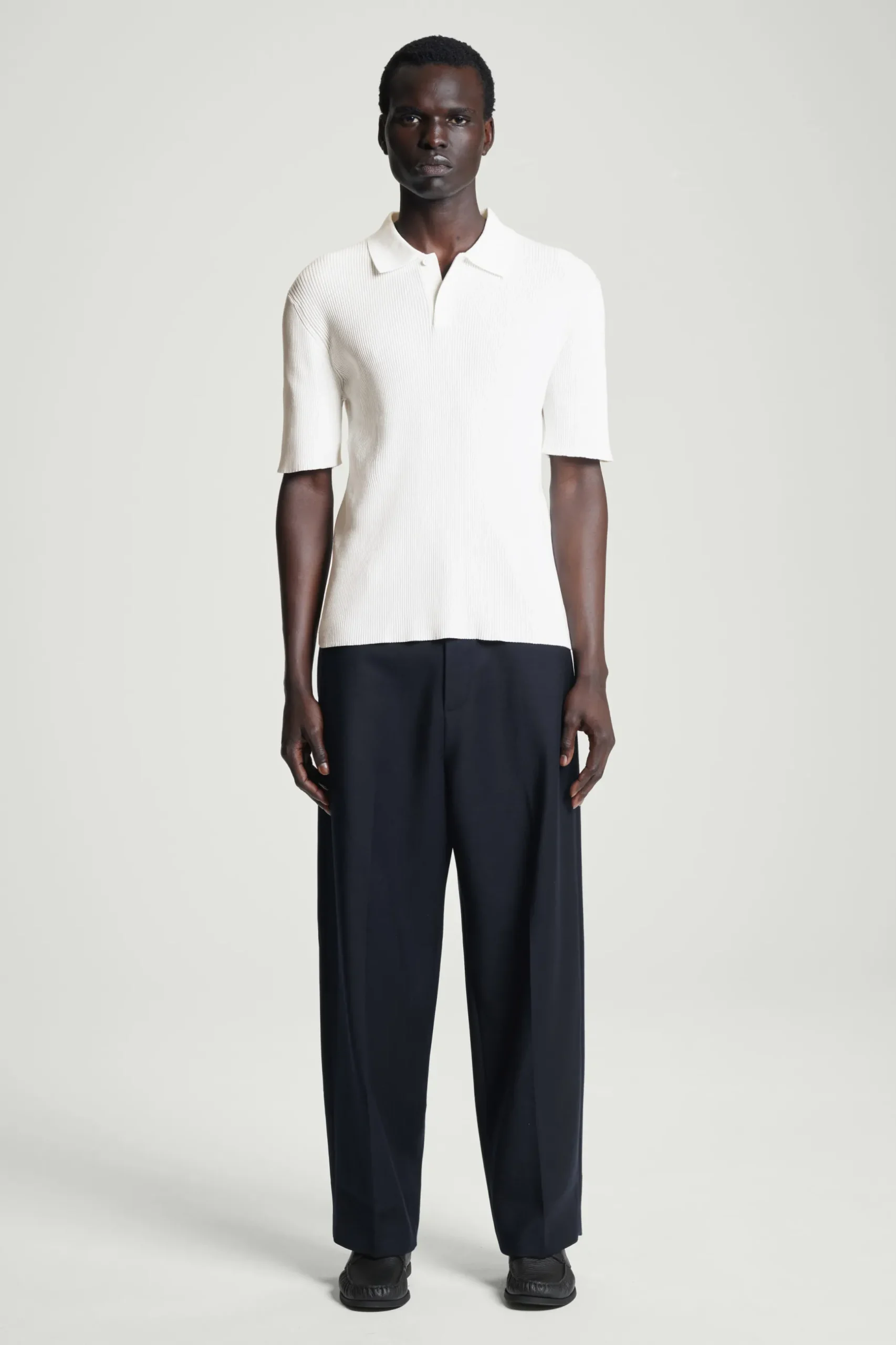 Sale COS TOP POLO Z PRĄŻKOWANEJ DZIANINY – SLIM FIT Złamanybiały