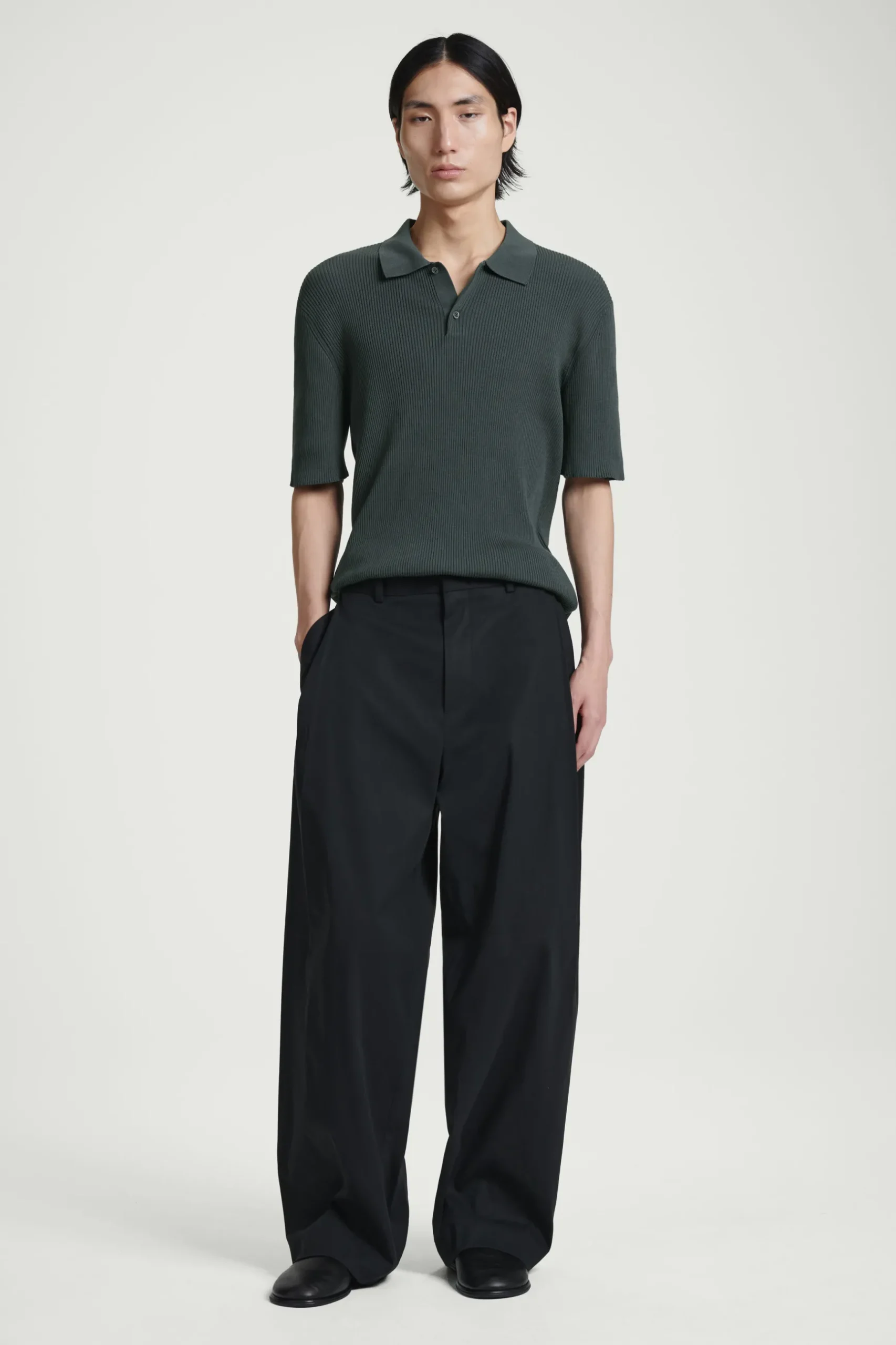 Fashion COS TOP POLO Z PRĄŻKOWANEJ DZIANINY – SLIM FIT Ciemnozielony