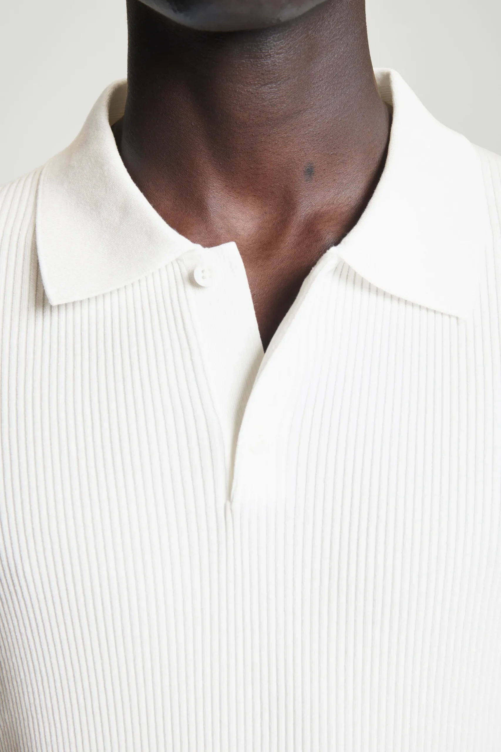 Sale COS TOP POLO Z PRĄŻKOWANEJ DZIANINY – SLIM FIT Złamanybiały