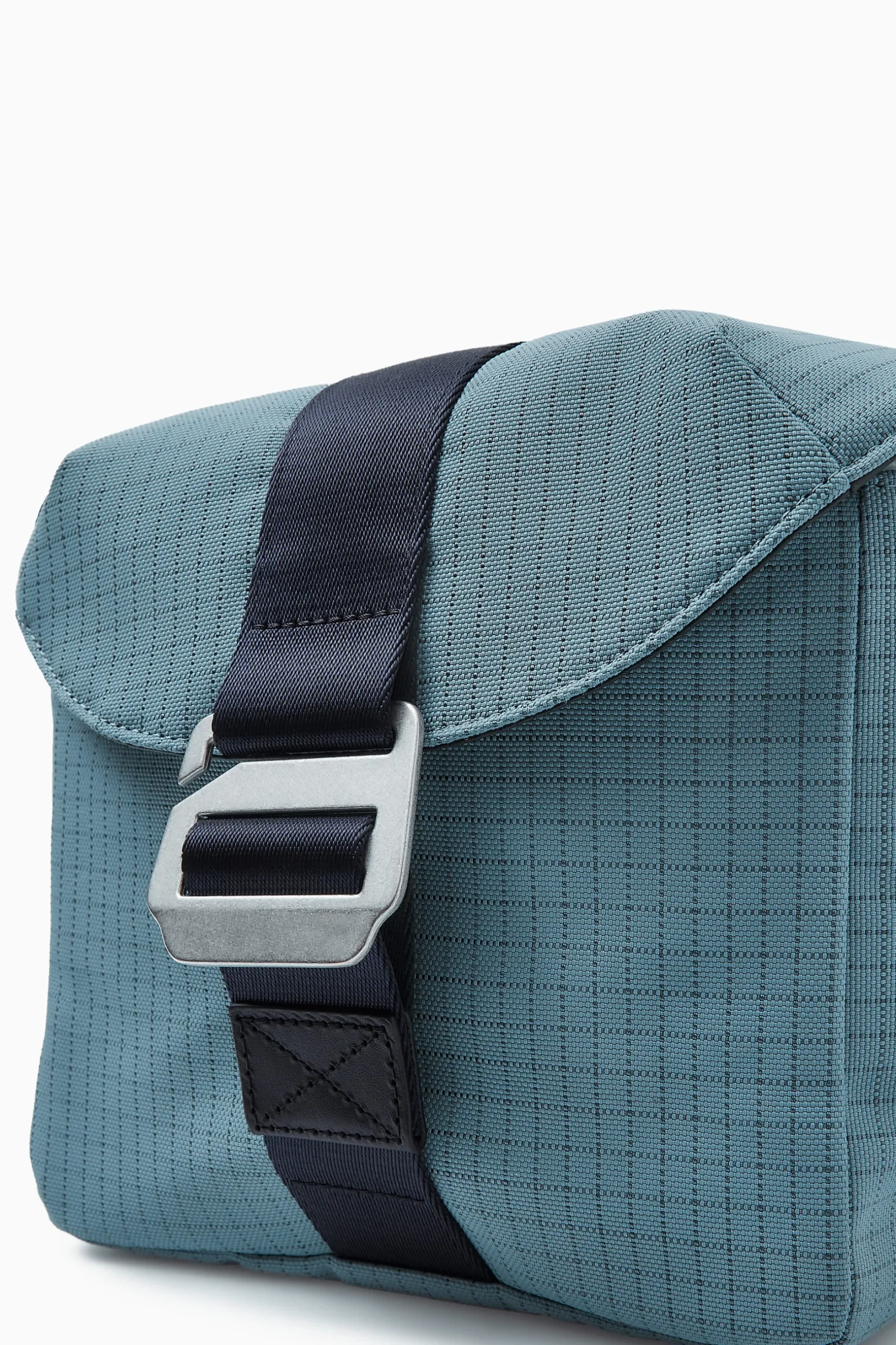 Outlet COS TORBA TYPU CROSSBODY Z MATERIAŁU RIPSTOP