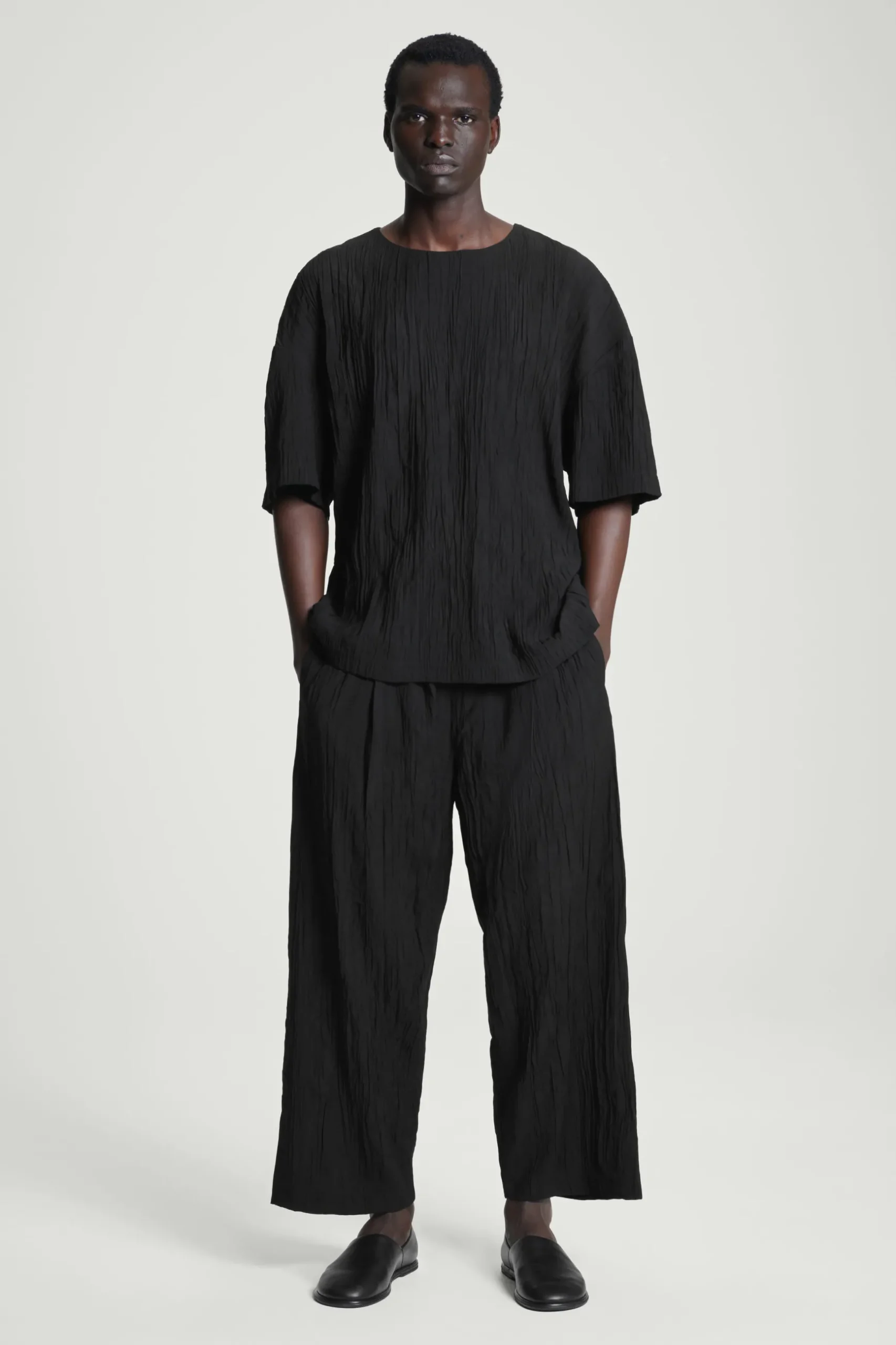 Discount COS T-SHIRT Z MARSZCZONEGO MATERIAŁU – OVERSIZED FIT Czarny