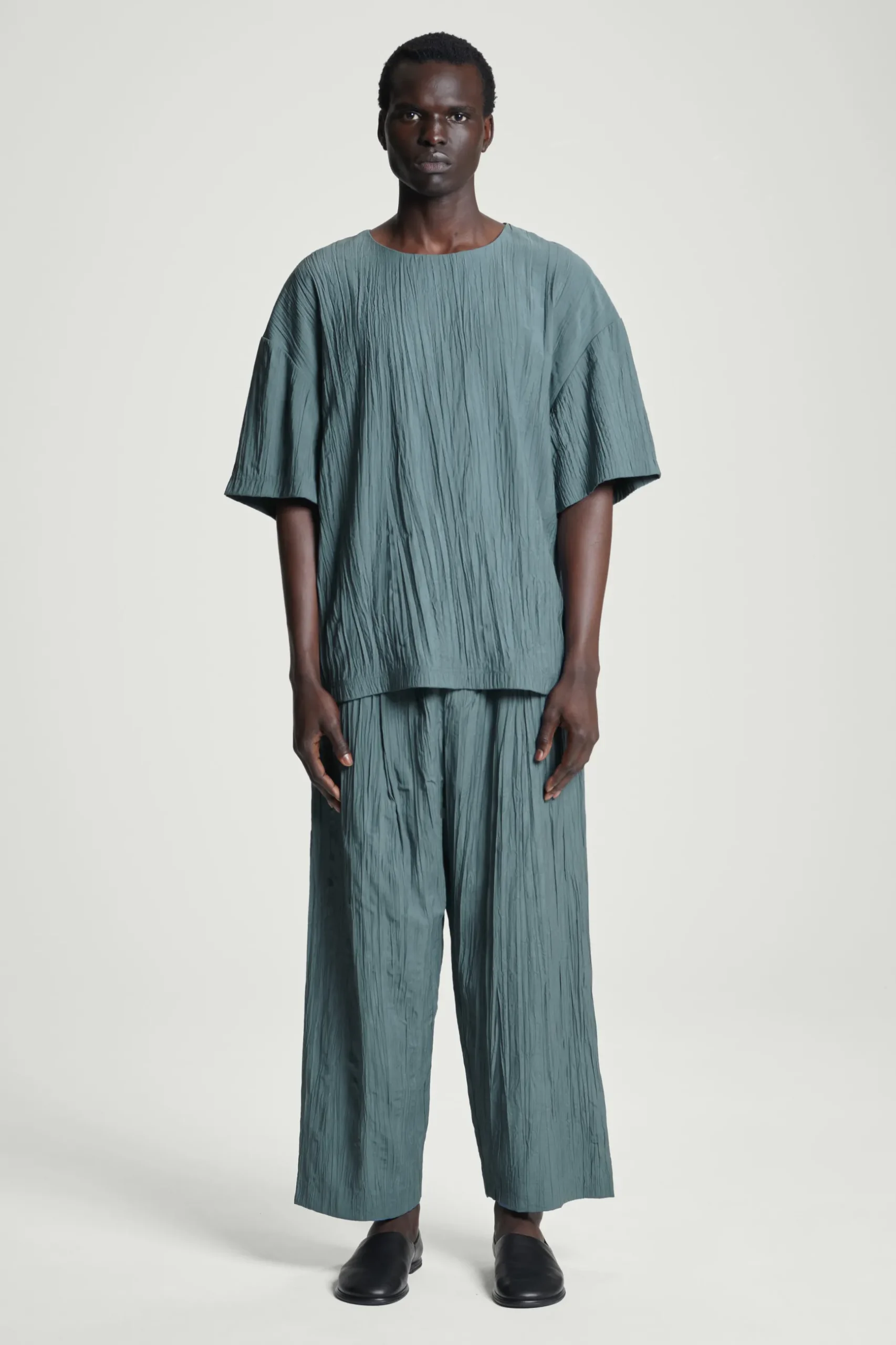 Clearance COS T-SHIRT Z MARSZCZONEGO MATERIAŁU – OVERSIZED FIT Niebieski