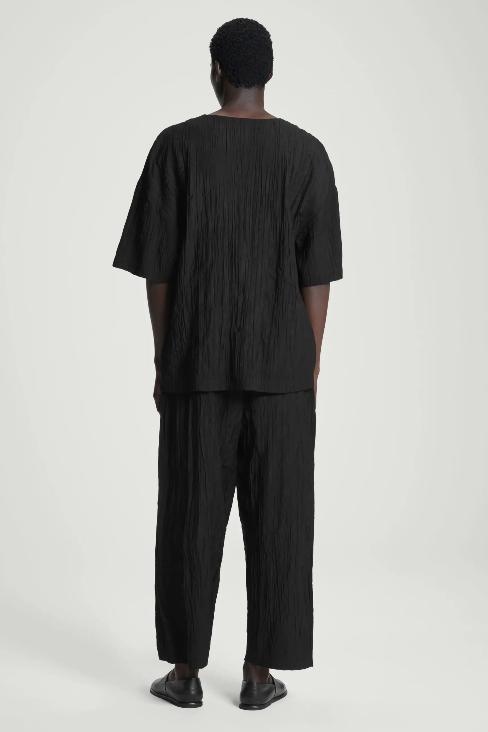 Discount COS T-SHIRT Z MARSZCZONEGO MATERIAŁU – OVERSIZED FIT Czarny